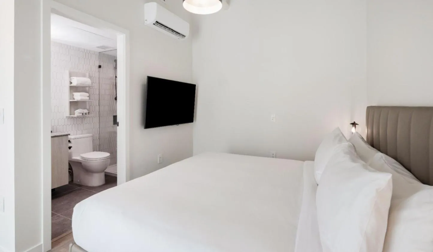 Bedroom, Bed in Steveston Waterfront Hotel