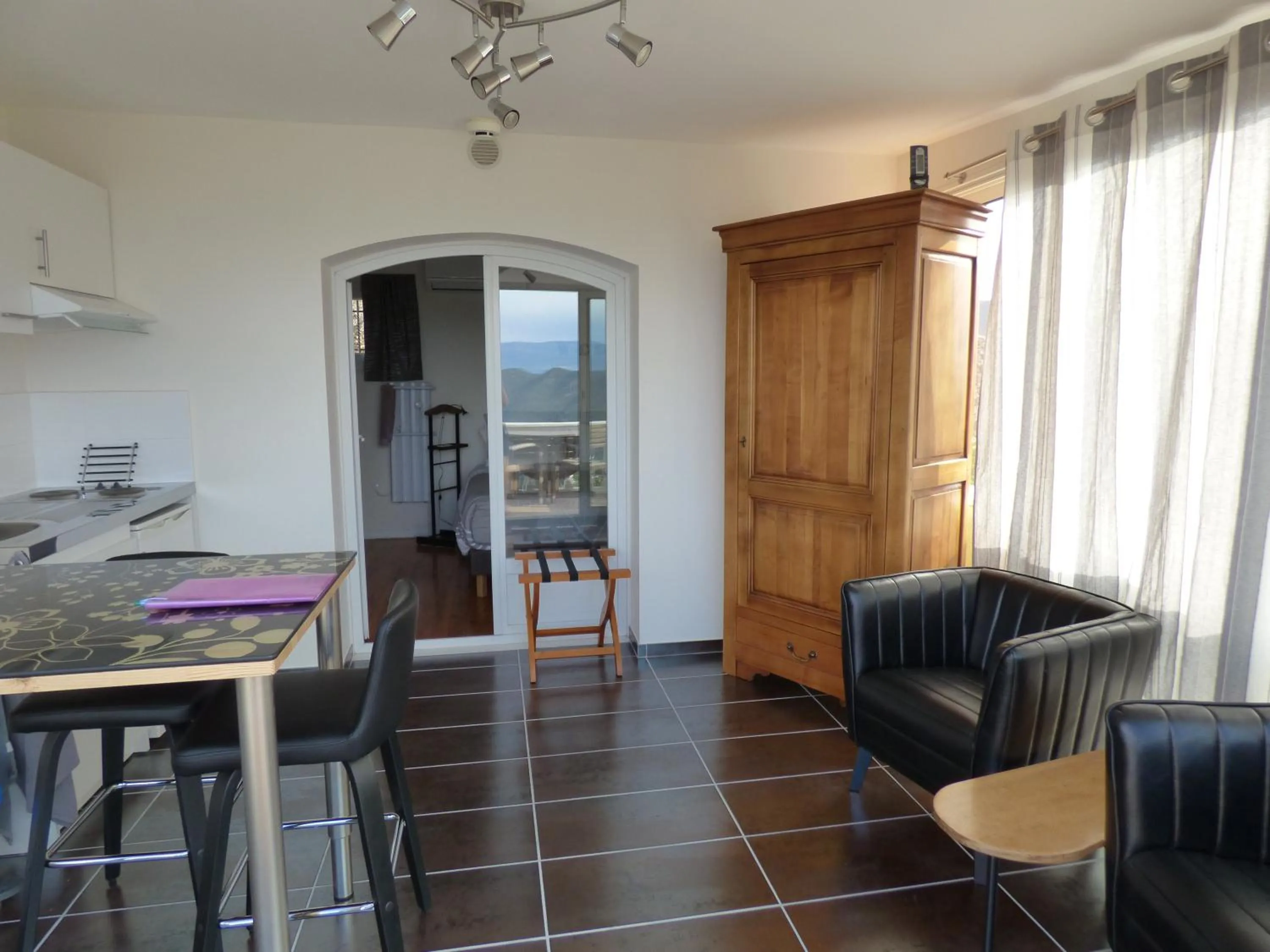 Coffee/tea facilities in Chambre d'Hôtes avec kitchenette Vue Mer et montagnes L'Estérel Panoramique