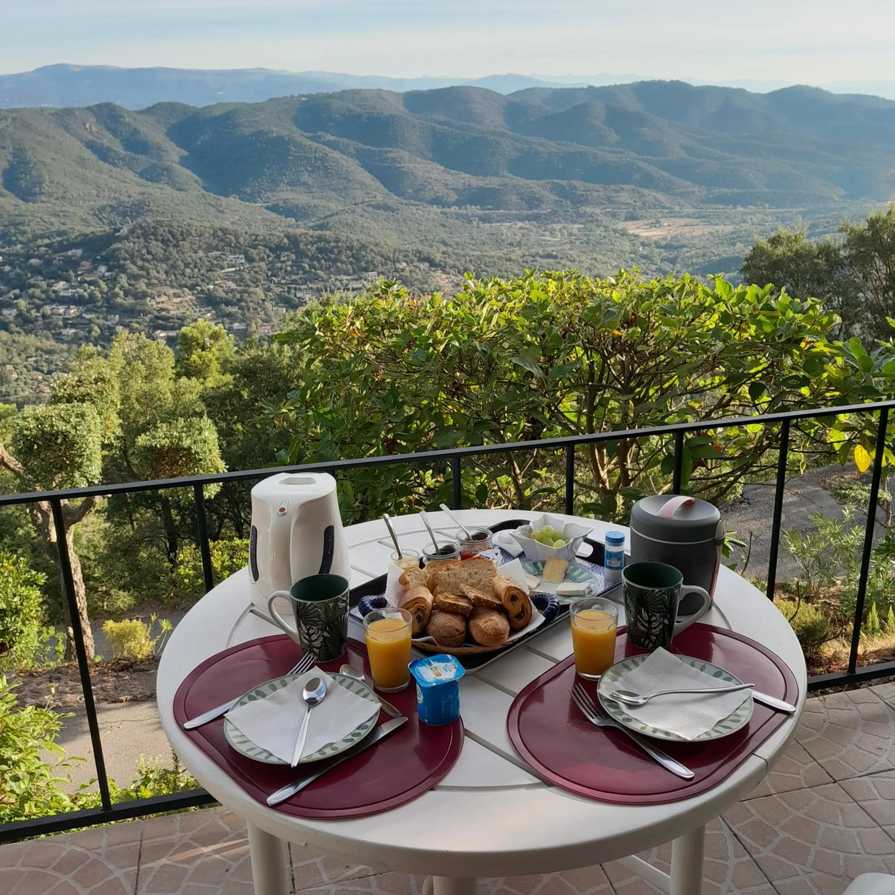 Meals in Chambre d'Hôtes avec kitchenette Vue Mer et montagnes L'Estérel Panoramique