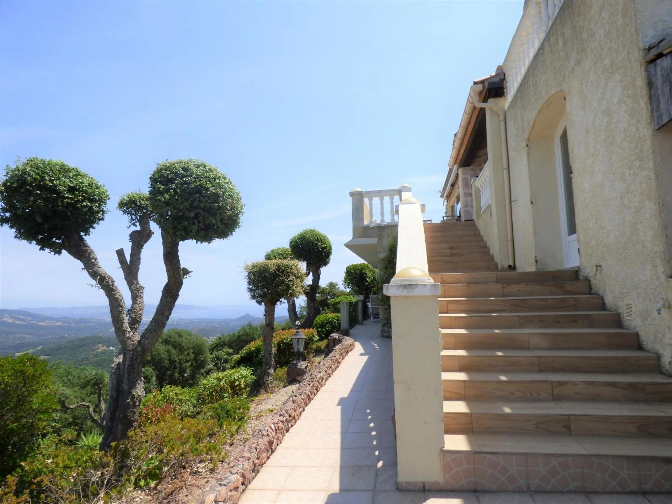 Facade/entrance in Chambre d'Hôtes avec kitchenette Vue Mer et montagnes L'Estérel Panoramique