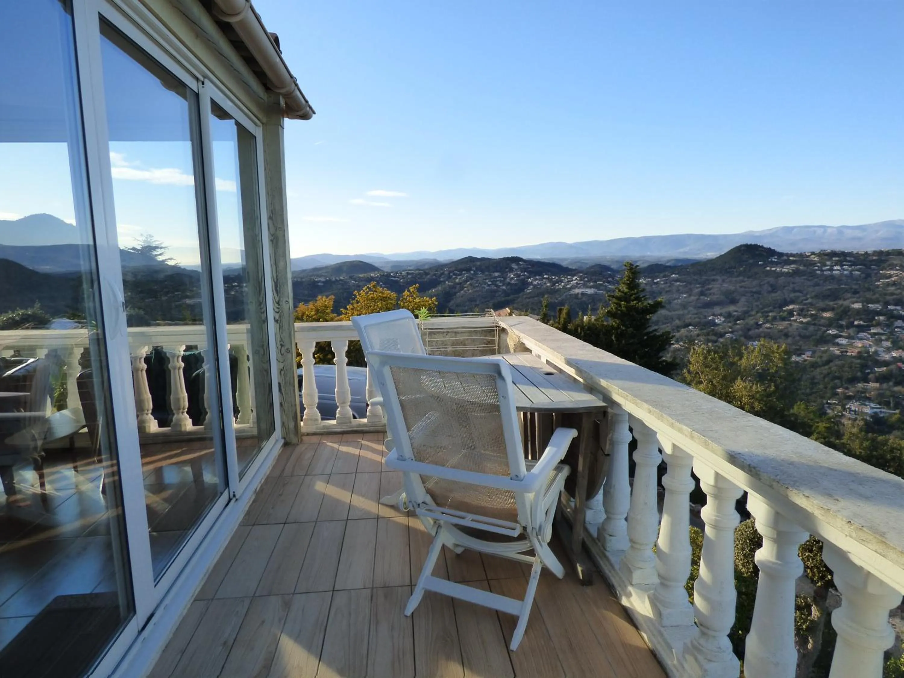 Balcony/Terrace in Chambre d'Hôtes avec kitchenette Vue Mer et montagnes L'Estérel Panoramique