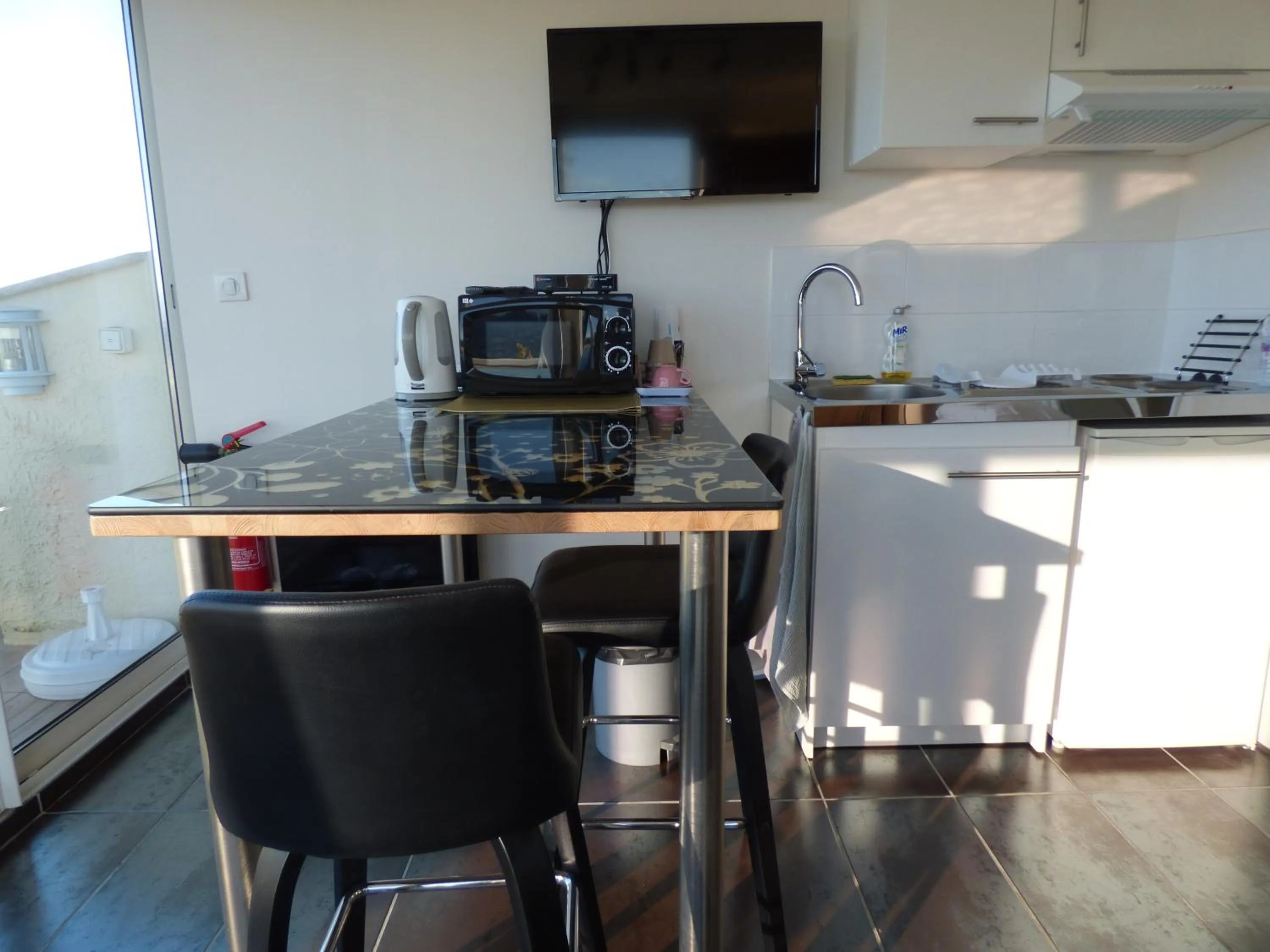 TV and multimedia in Chambre d'Hôtes avec kitchenette Vue Mer et montagnes L'Estérel Panoramique