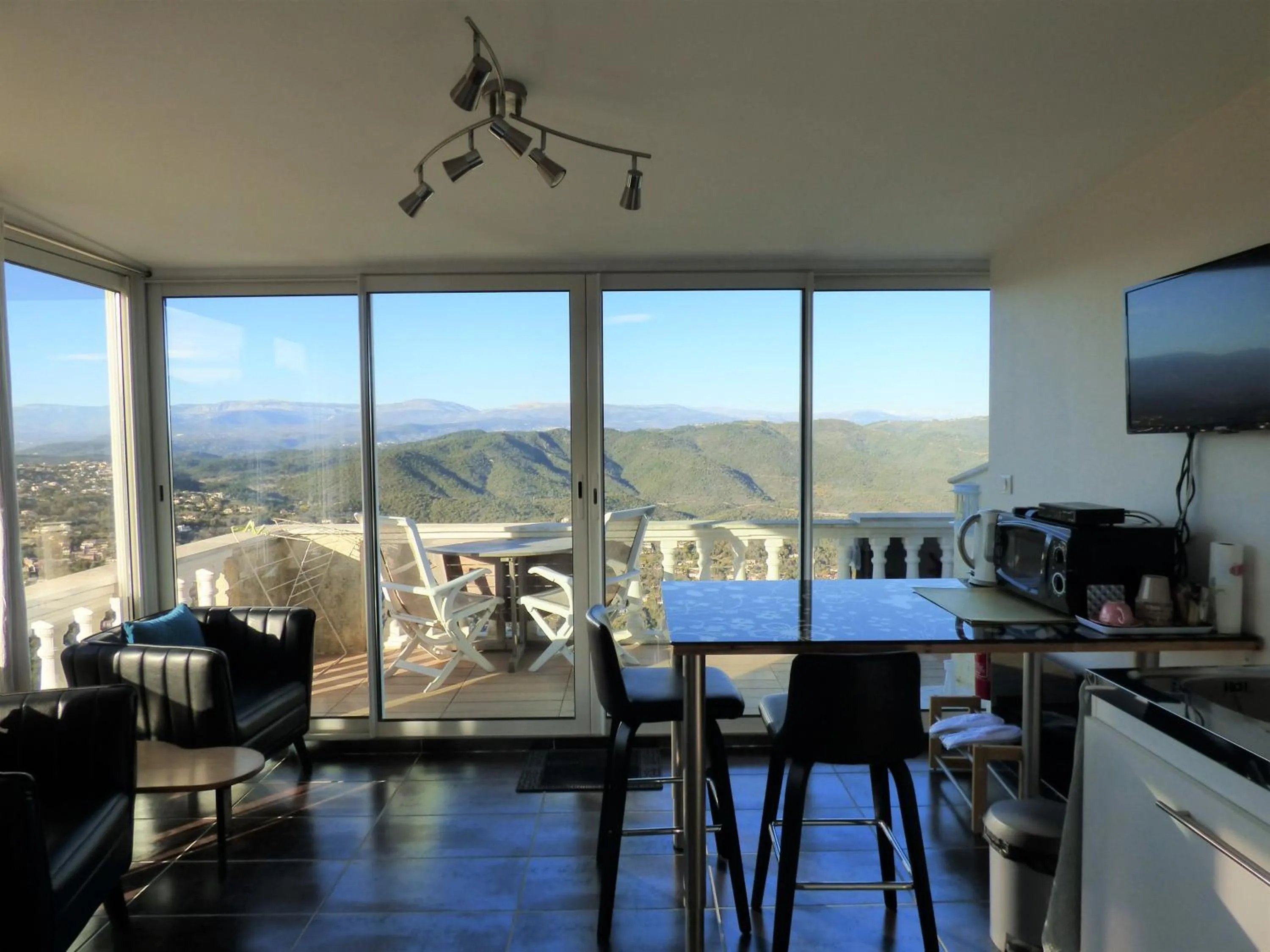 TV and multimedia in Chambre d'Hôtes avec kitchenette Vue Mer et montagnes L'Estérel Panoramique