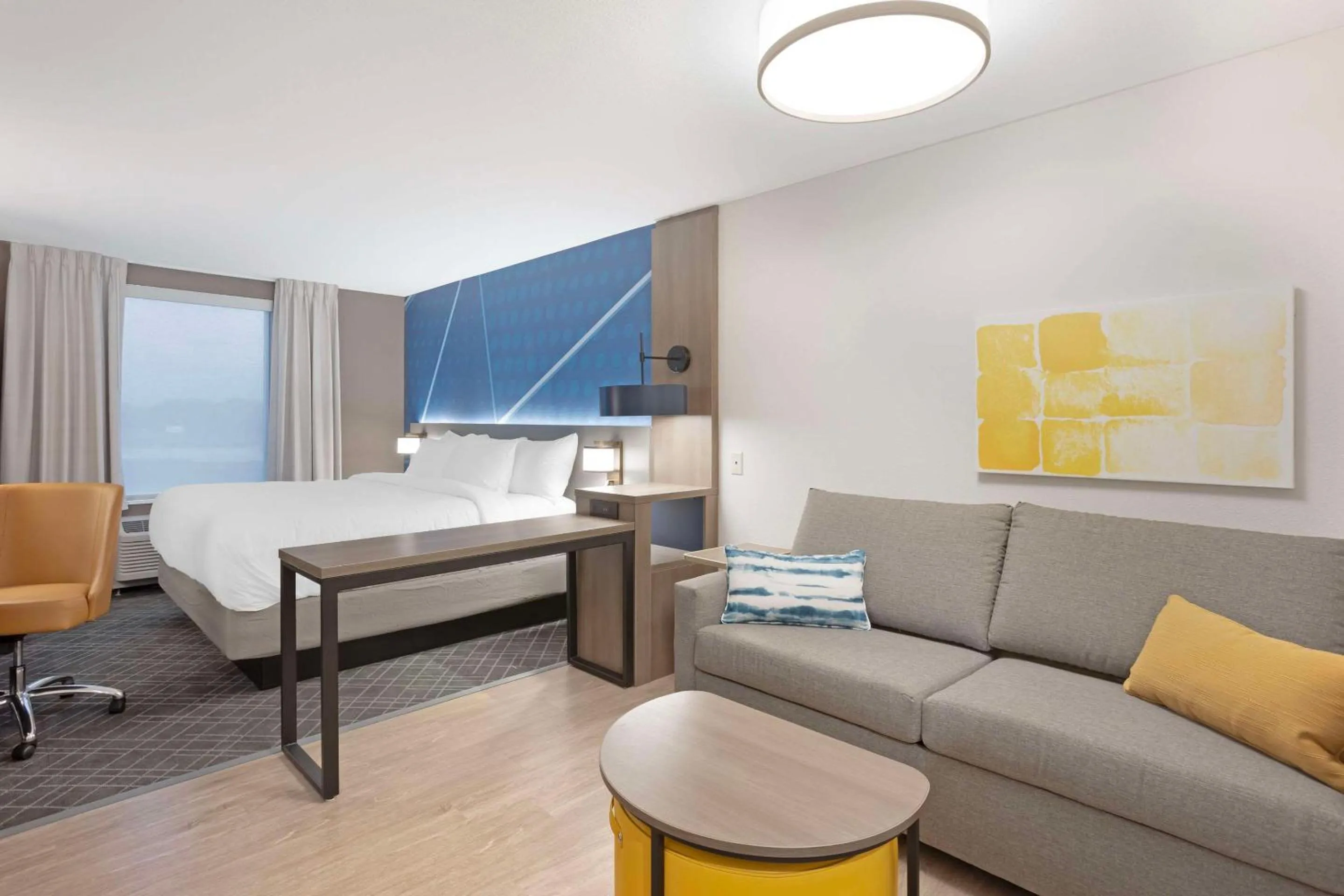 Bed in Comfort Inn & Suites Mountain Grove US-60