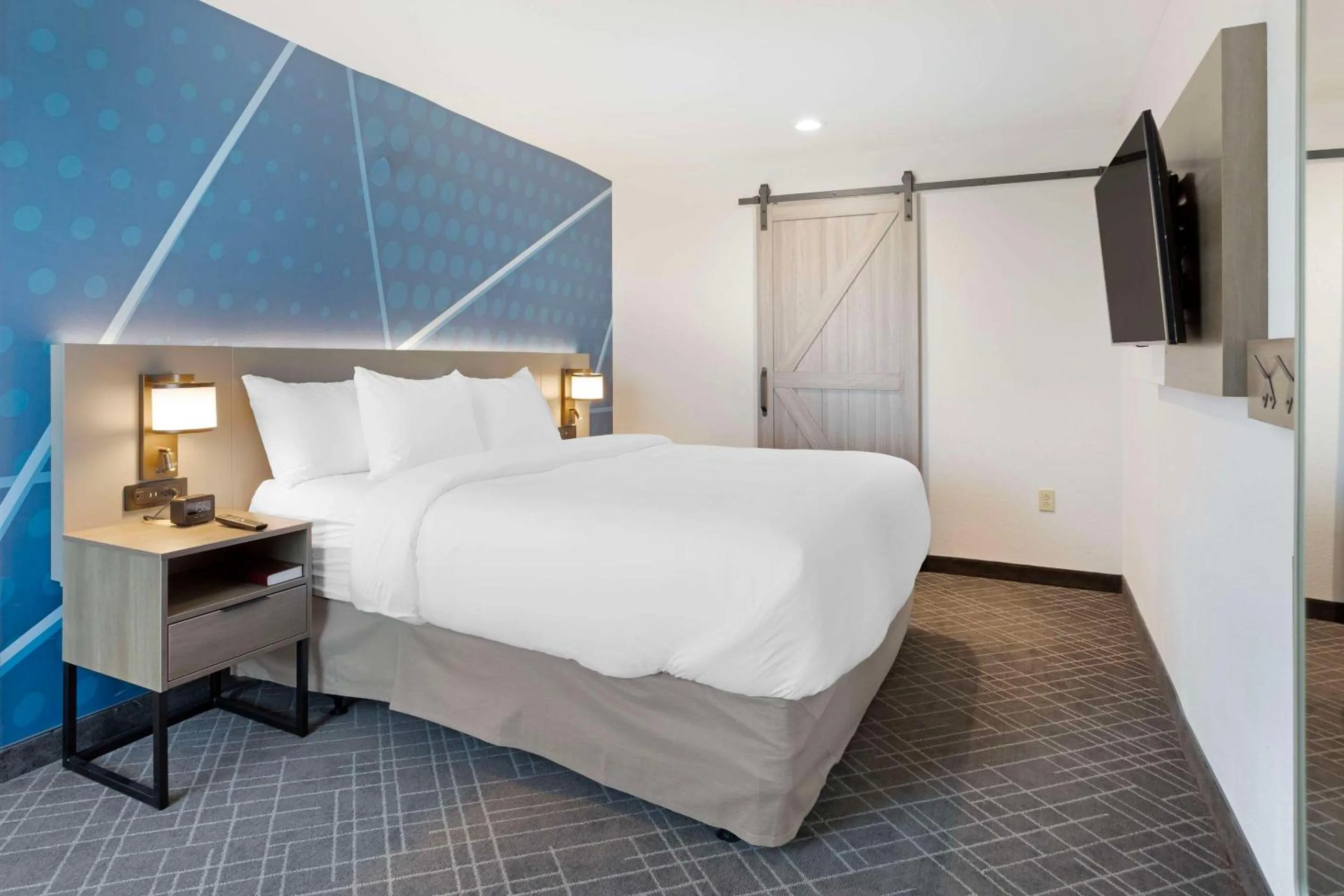 Bed in Comfort Inn & Suites Mountain Grove US-60