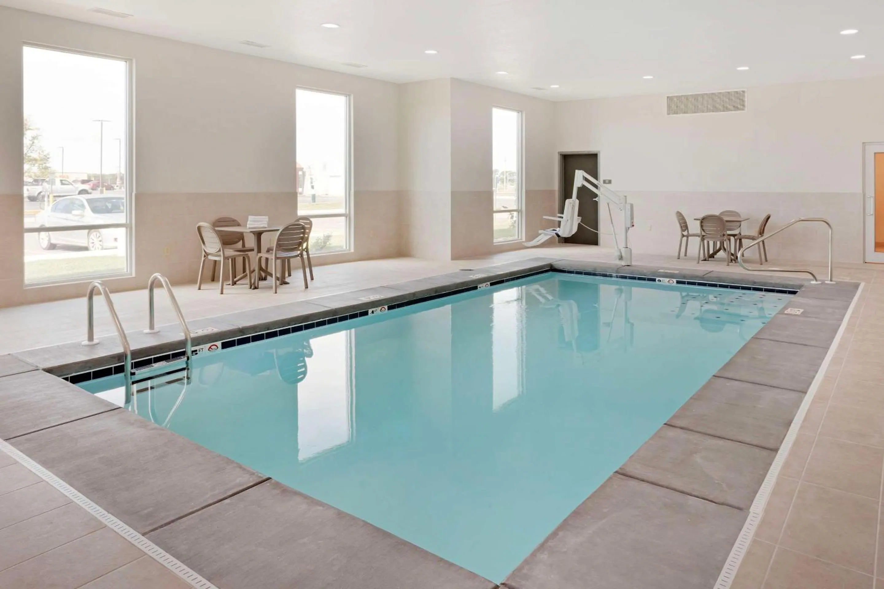 Swimming pool in Comfort Inn & Suites Mountain Grove US-60