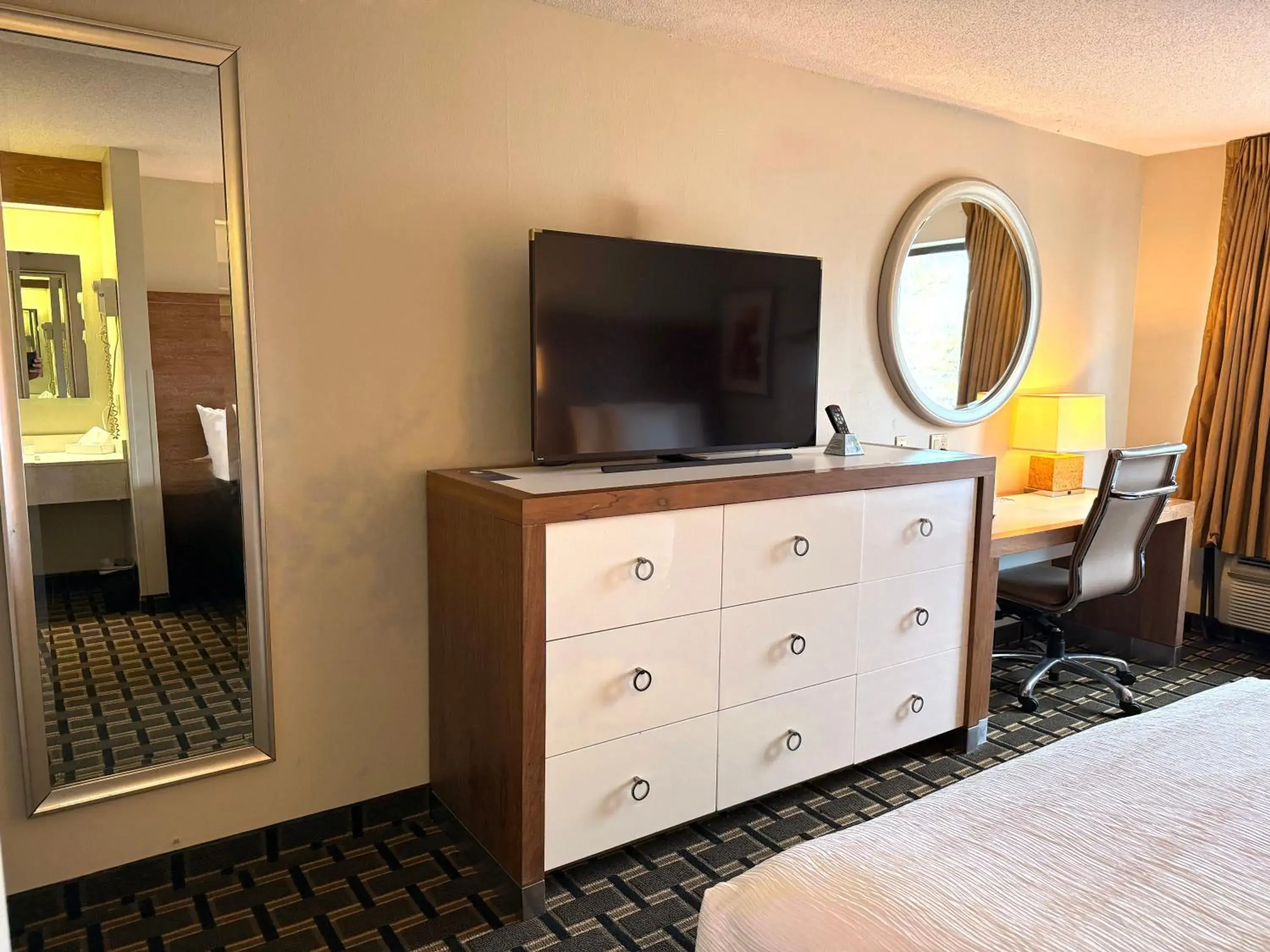 TV and multimedia, Bed in Edn Hotel TV and multimedia, Bed in Edn Hotel