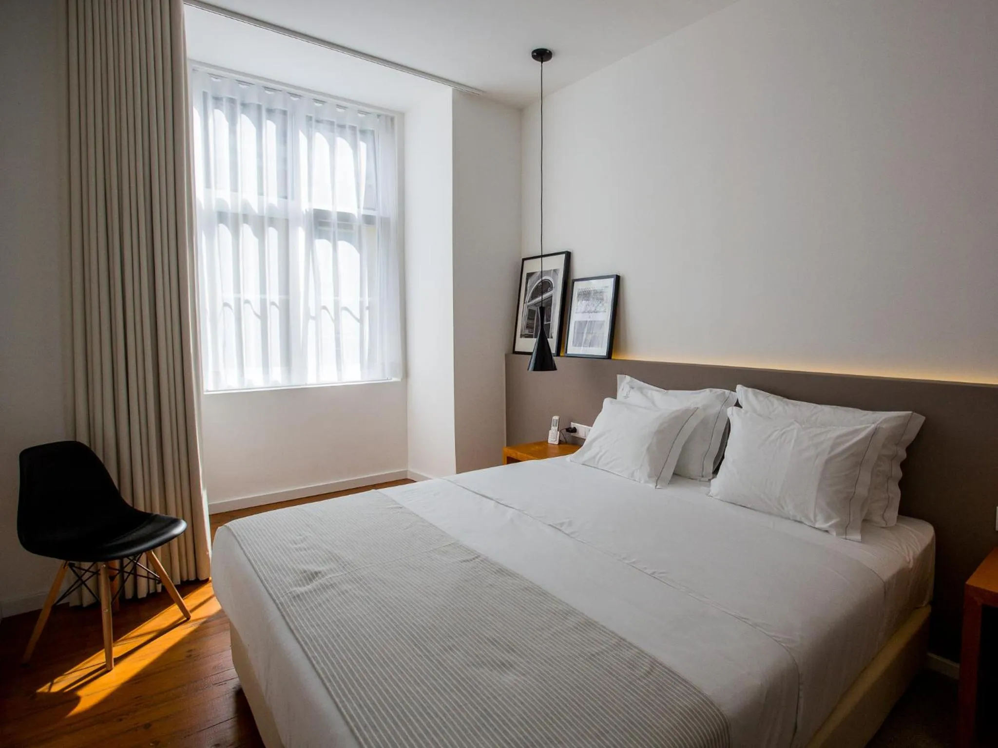 Bed in The 8 - Downtown Suites