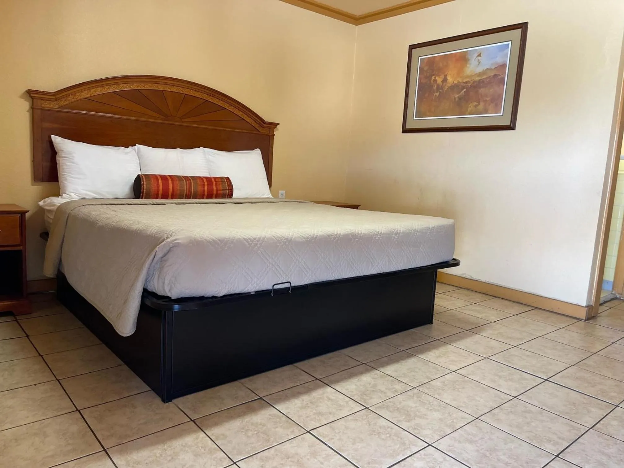 Bedroom, Bed in Budget Inn