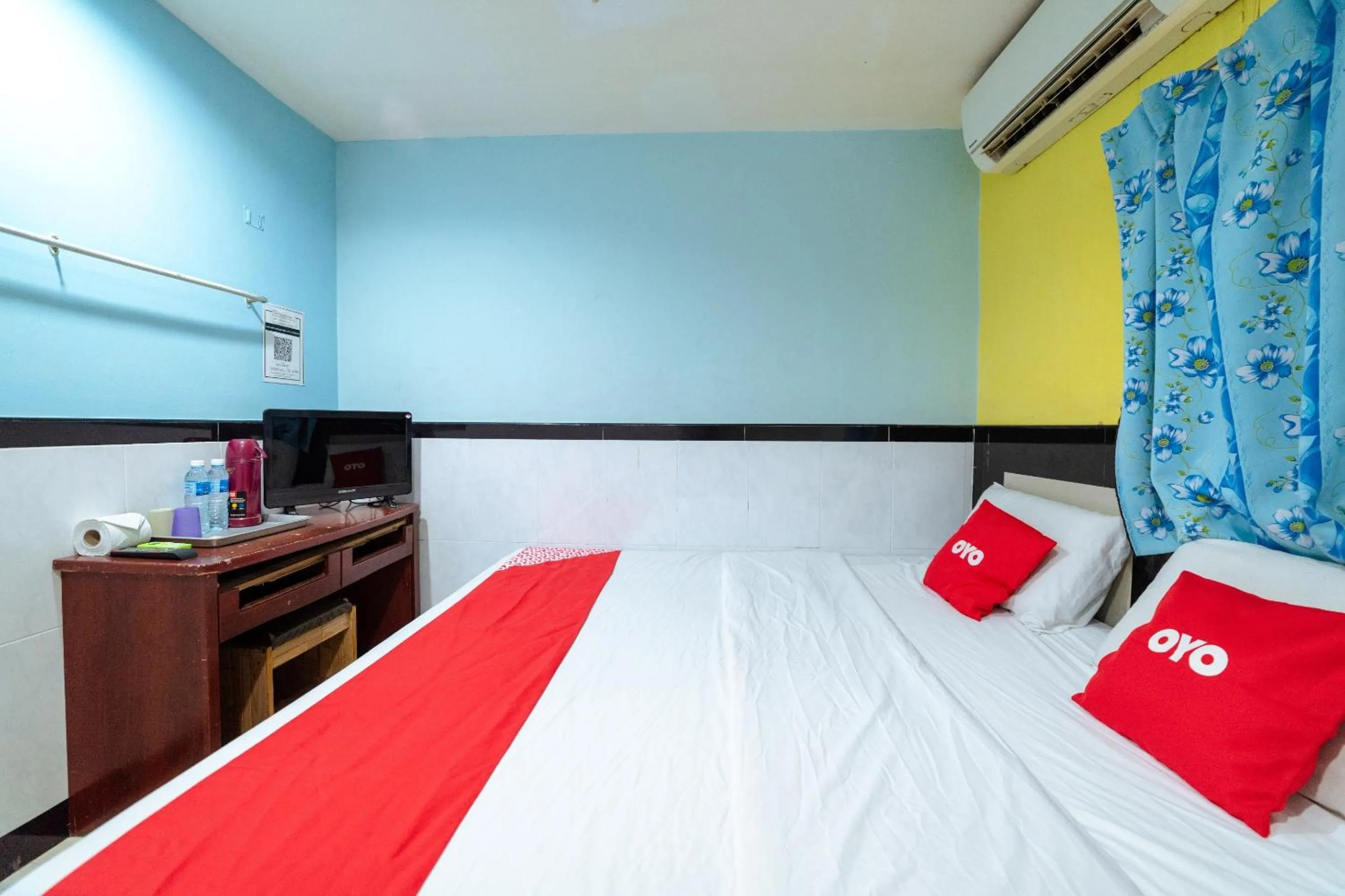 Bedroom, Bed in Hotel O Milion Inn