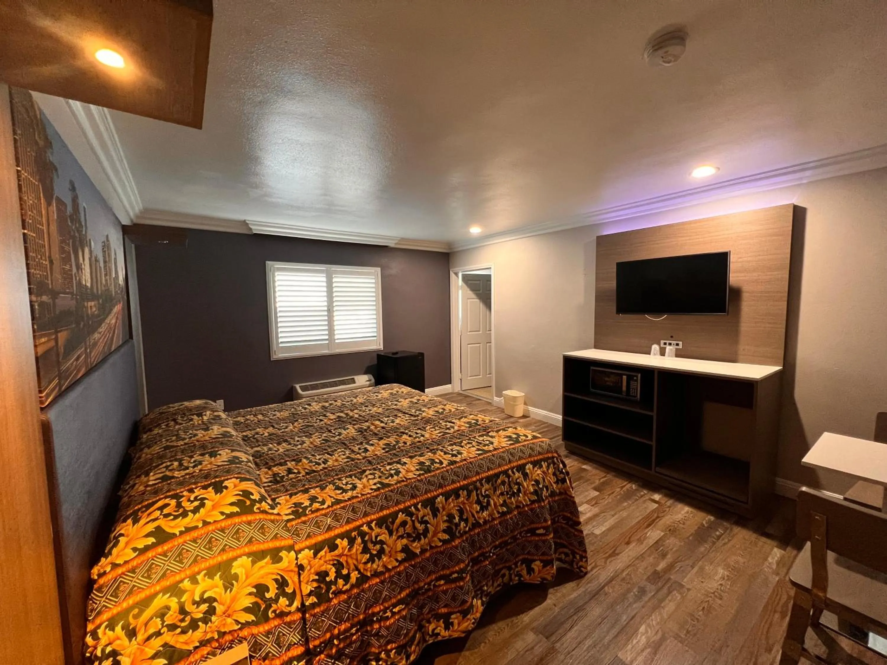 Bed in The Patio Motel - Los Angeles, LAX