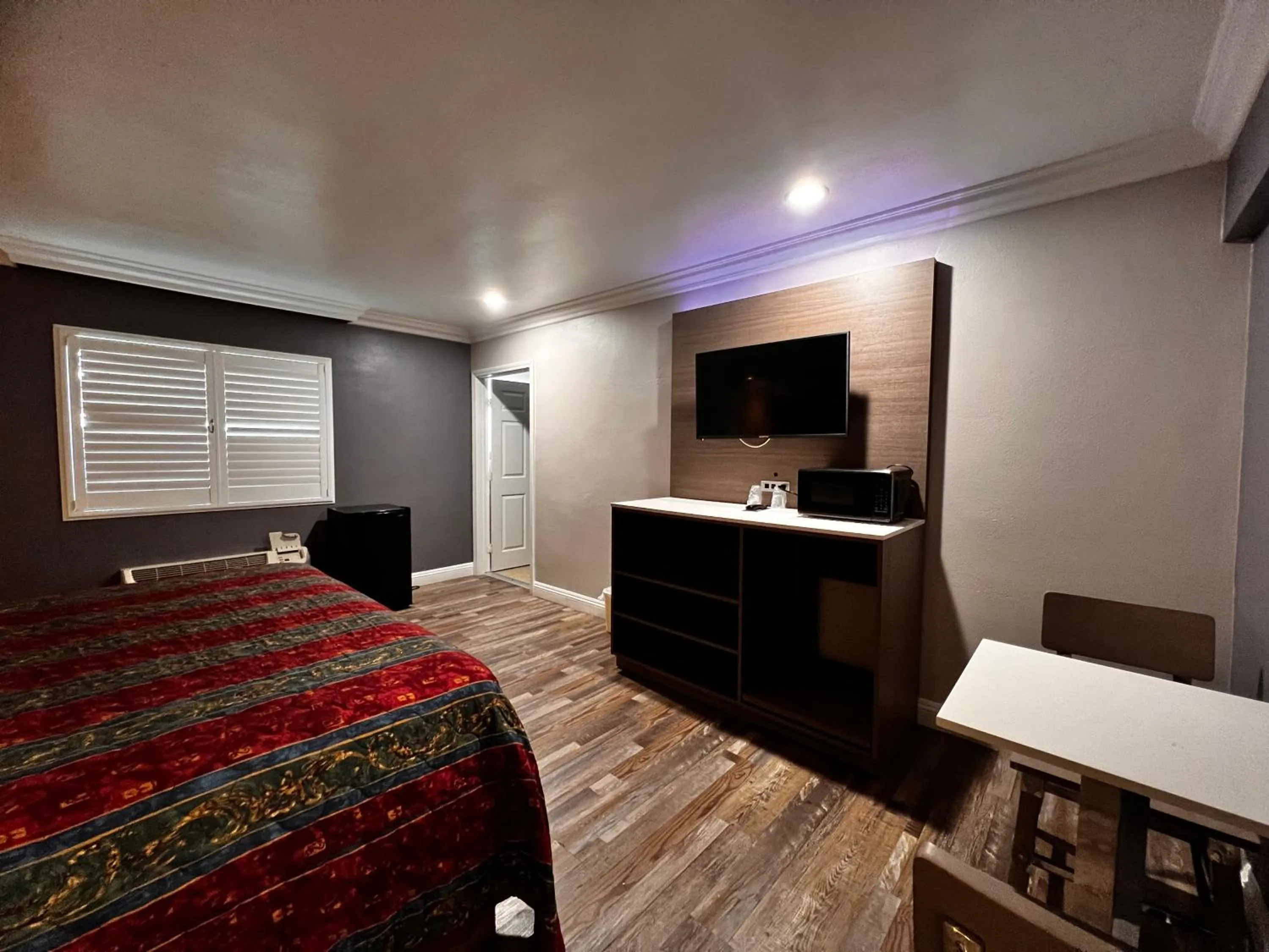 TV and multimedia, Bed in The Patio Motel - Los Angeles, LAX