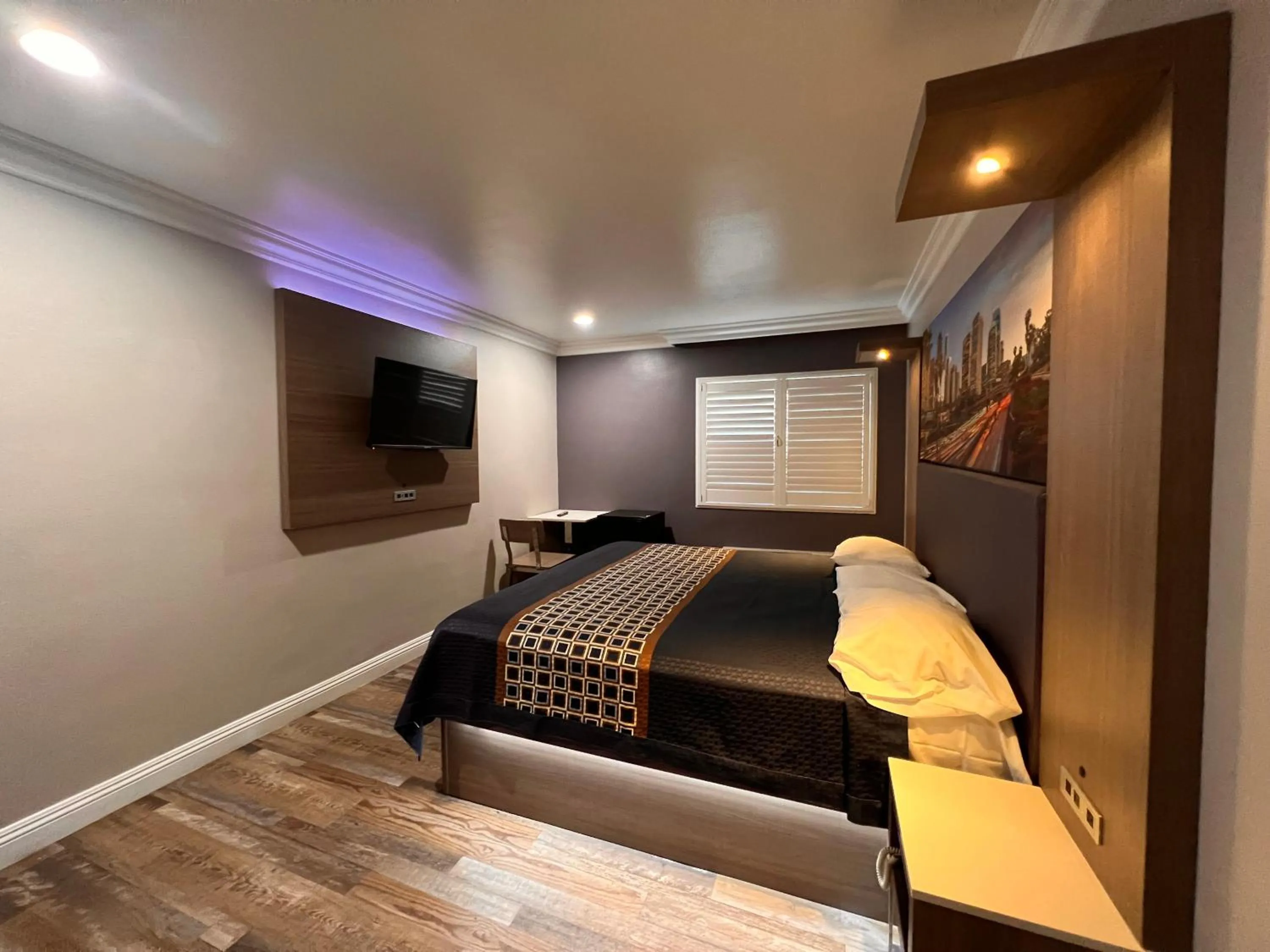 Bed in The Patio Motel - Los Angeles, LAX