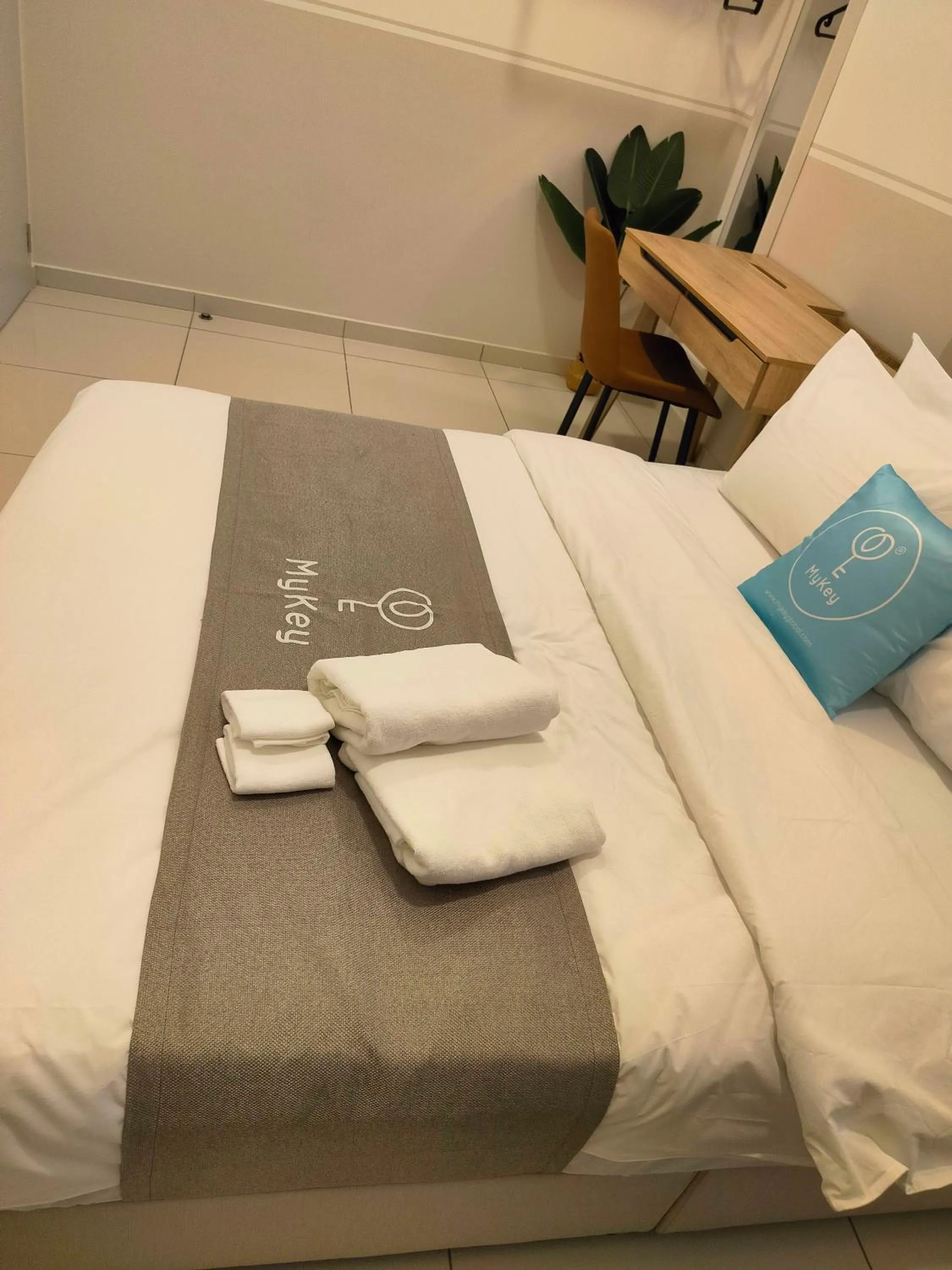 Bedroom, Bed in The Horizon by MyKey