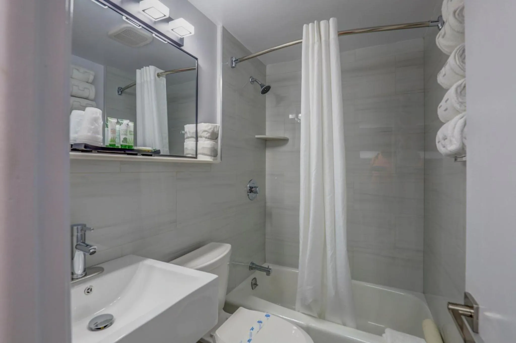 Bathroom in Le Voyageur - a Red Collection Hotel