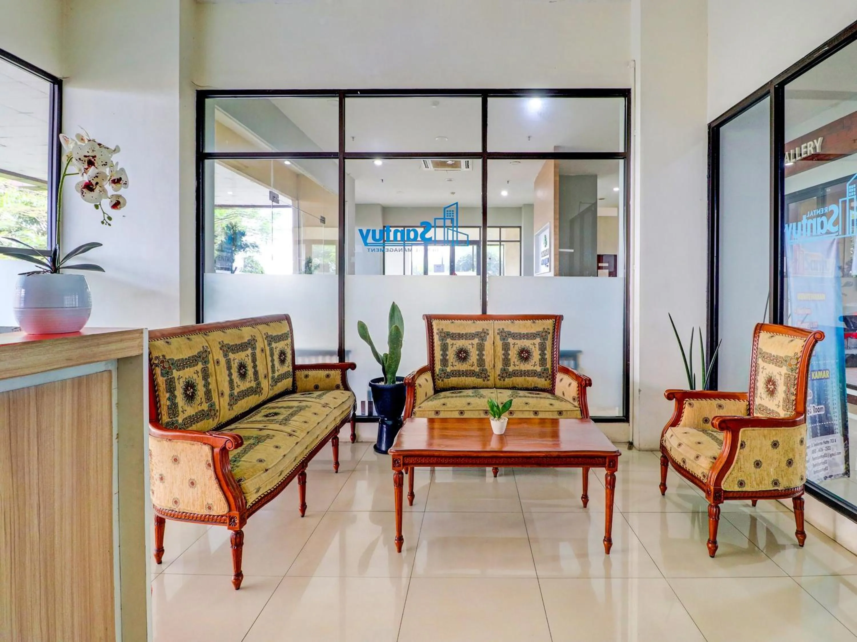 Lobby or reception in OYO Life 92735 Apartemen Tamansari Panoramic By Santuy