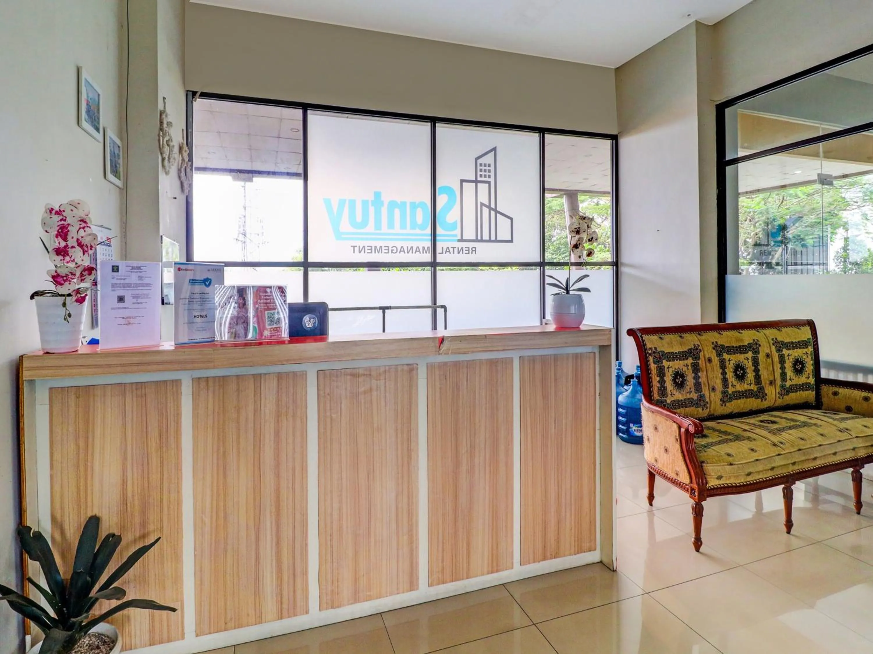 Lobby or reception in OYO Life 92735 Apartemen Tamansari Panoramic By Santuy