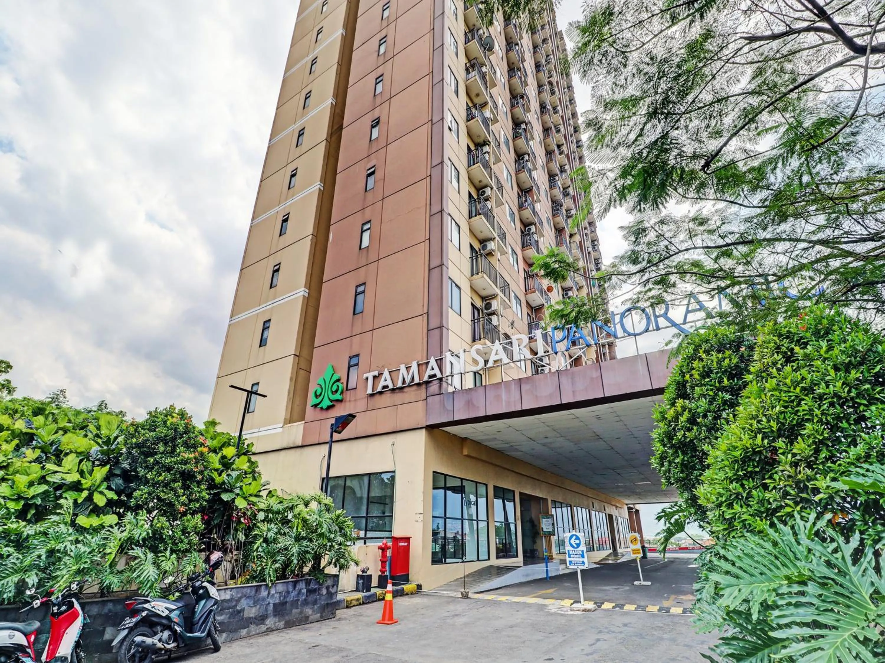 Facade/entrance in OYO Life 92735 Apartemen Tamansari Panoramic By Santuy