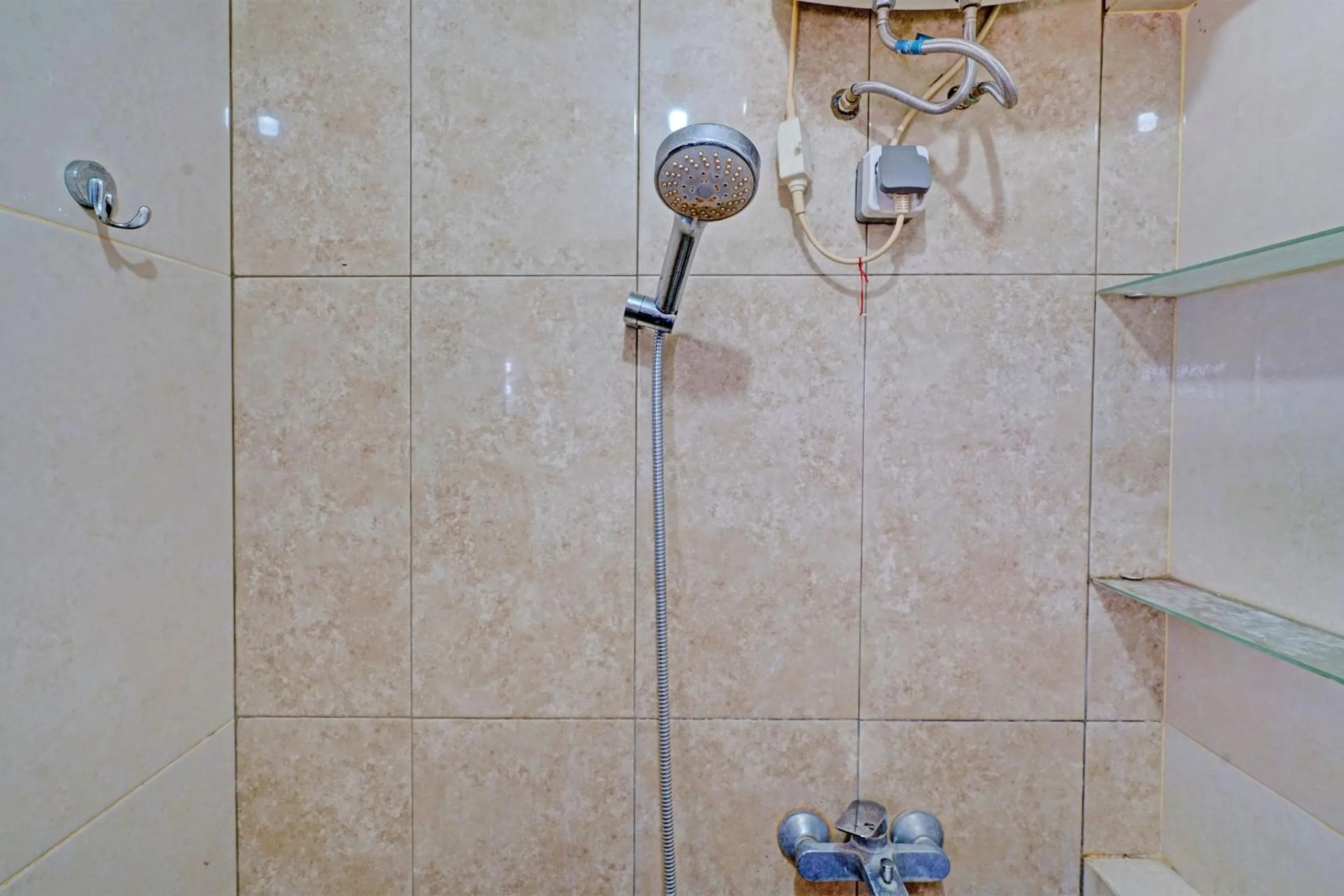 Bathroom in OYO Life 92949 Apartemen Gateway Cicadas By Qq Rent