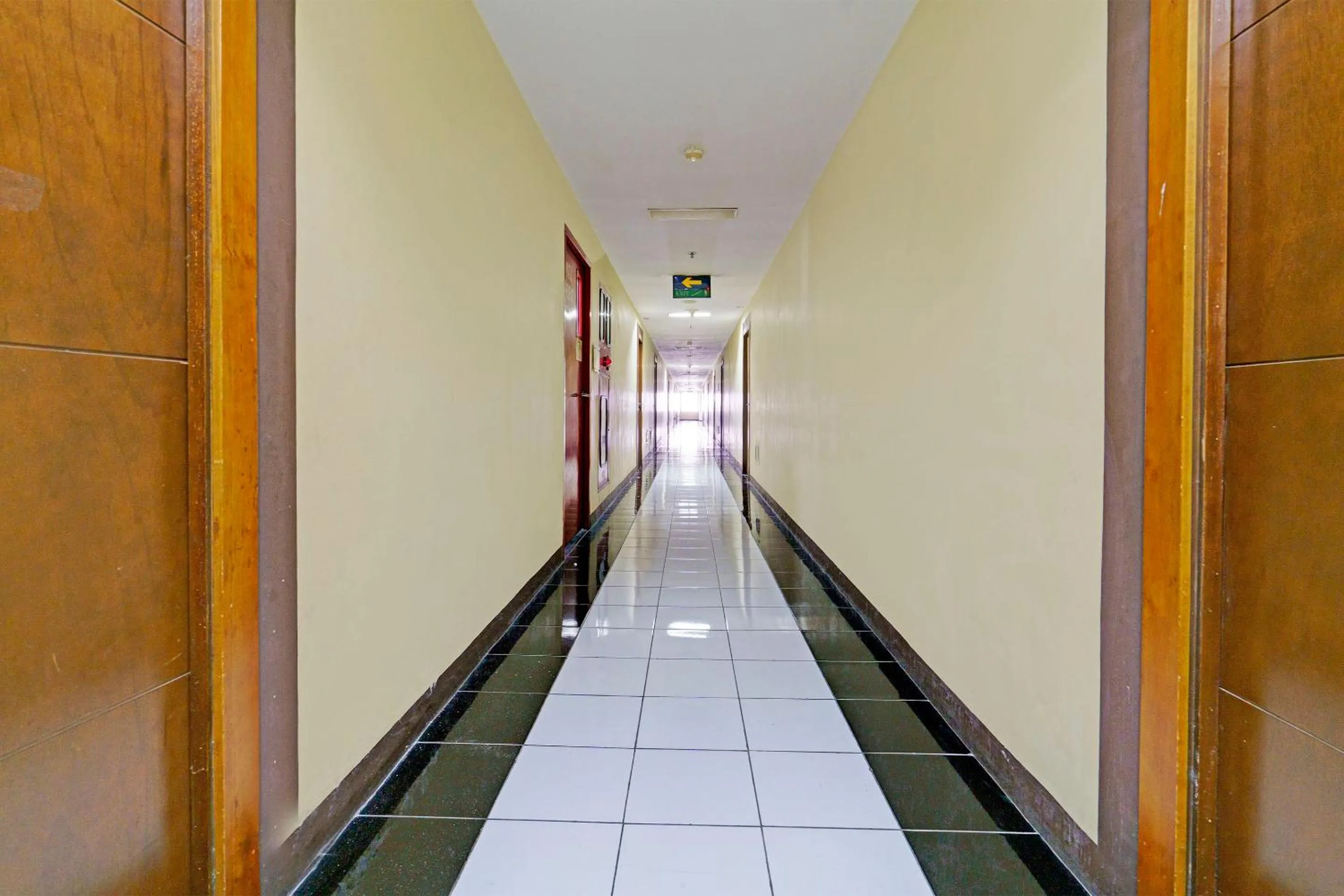 Lobby or reception in OYO Life 92949 Apartemen Gateway Cicadas By Qq Rent