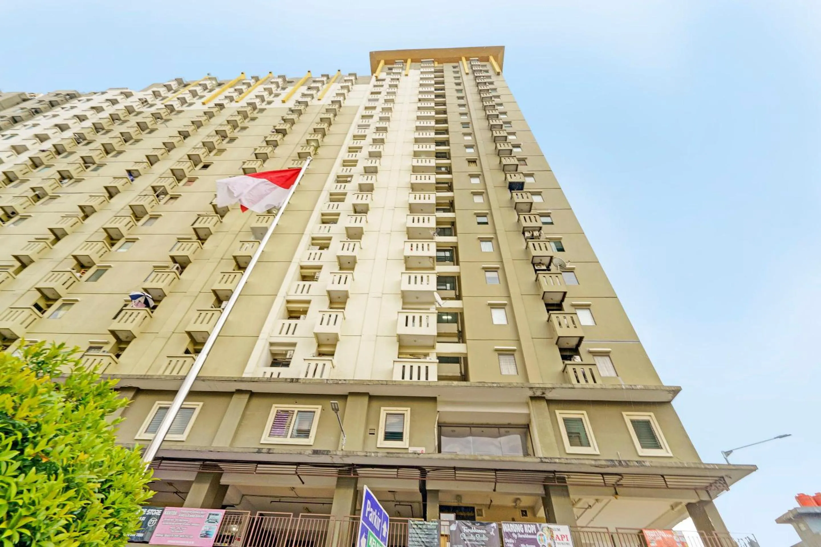 Facade/entrance in OYO Life 92949 Apartemen Gateway Cicadas By Qq Rent