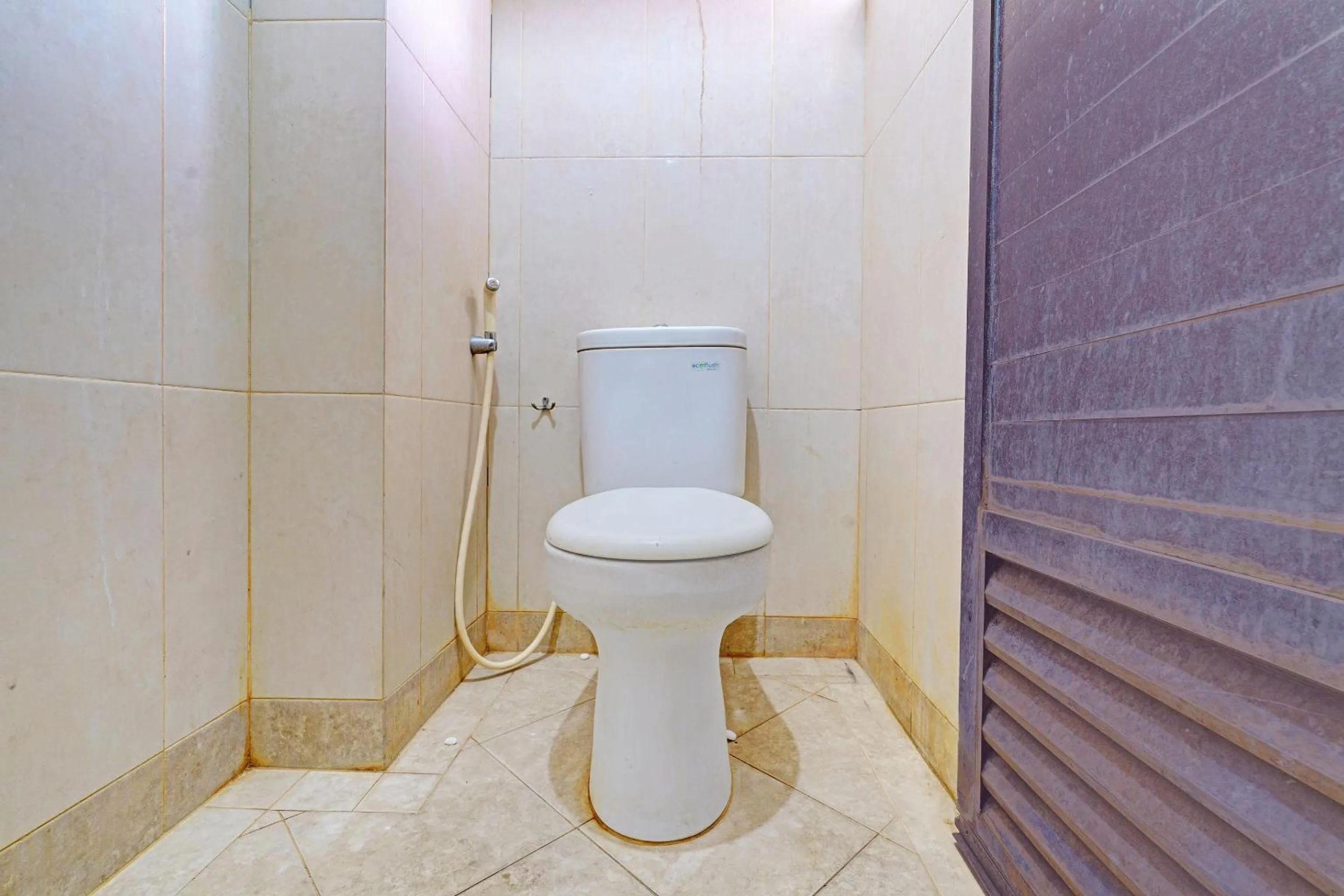 Bathroom in OYO Life 92949 Apartemen Gateway Cicadas By Qq Rent