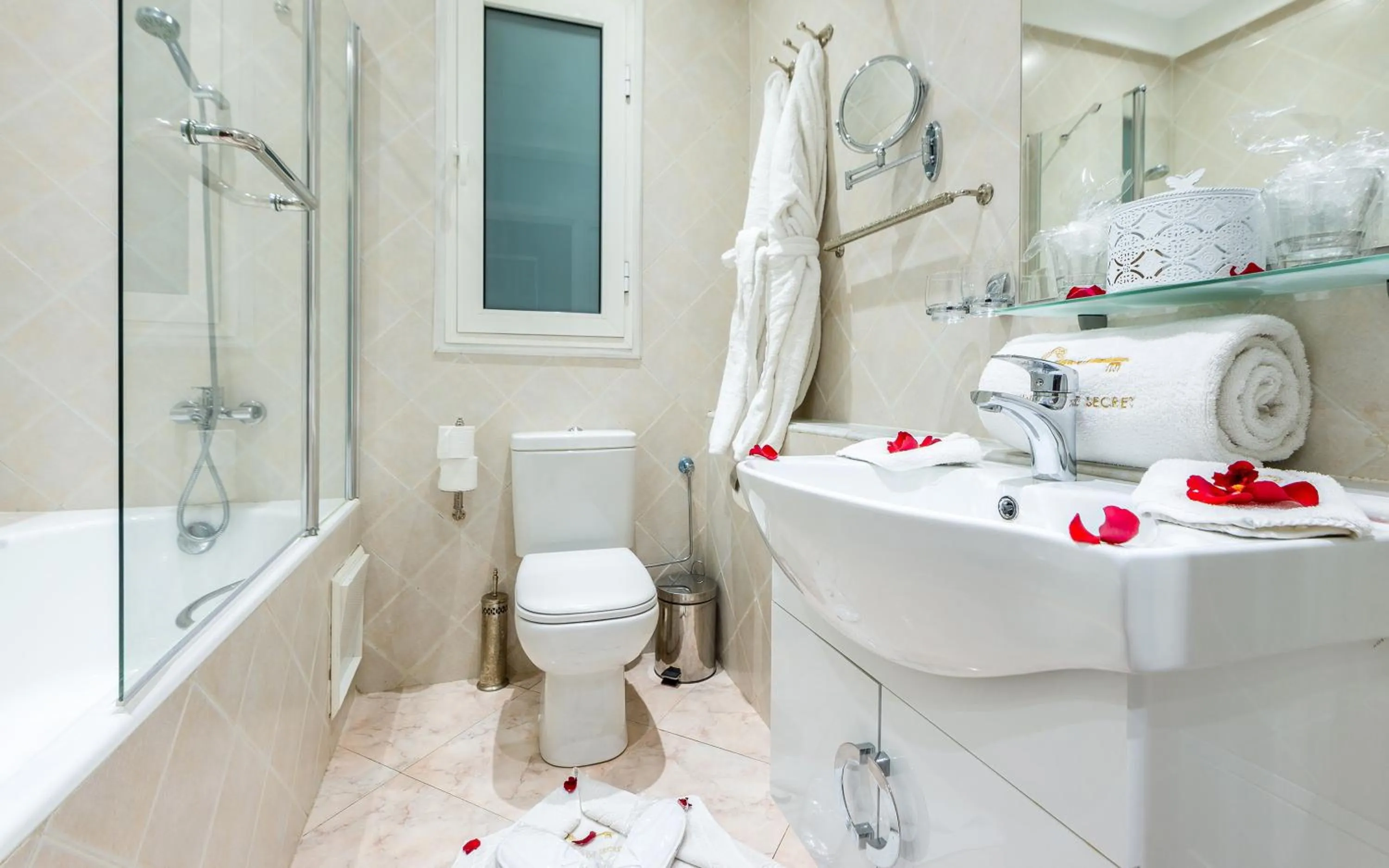 Bathroom in Hivernage Secret Suites & Garden