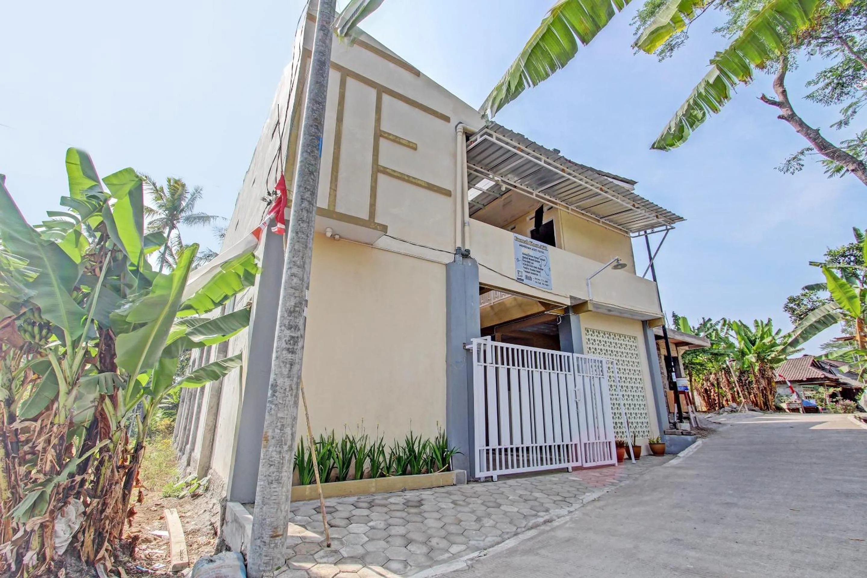 Facade/entrance in OYO Life 93034 Ayri Home