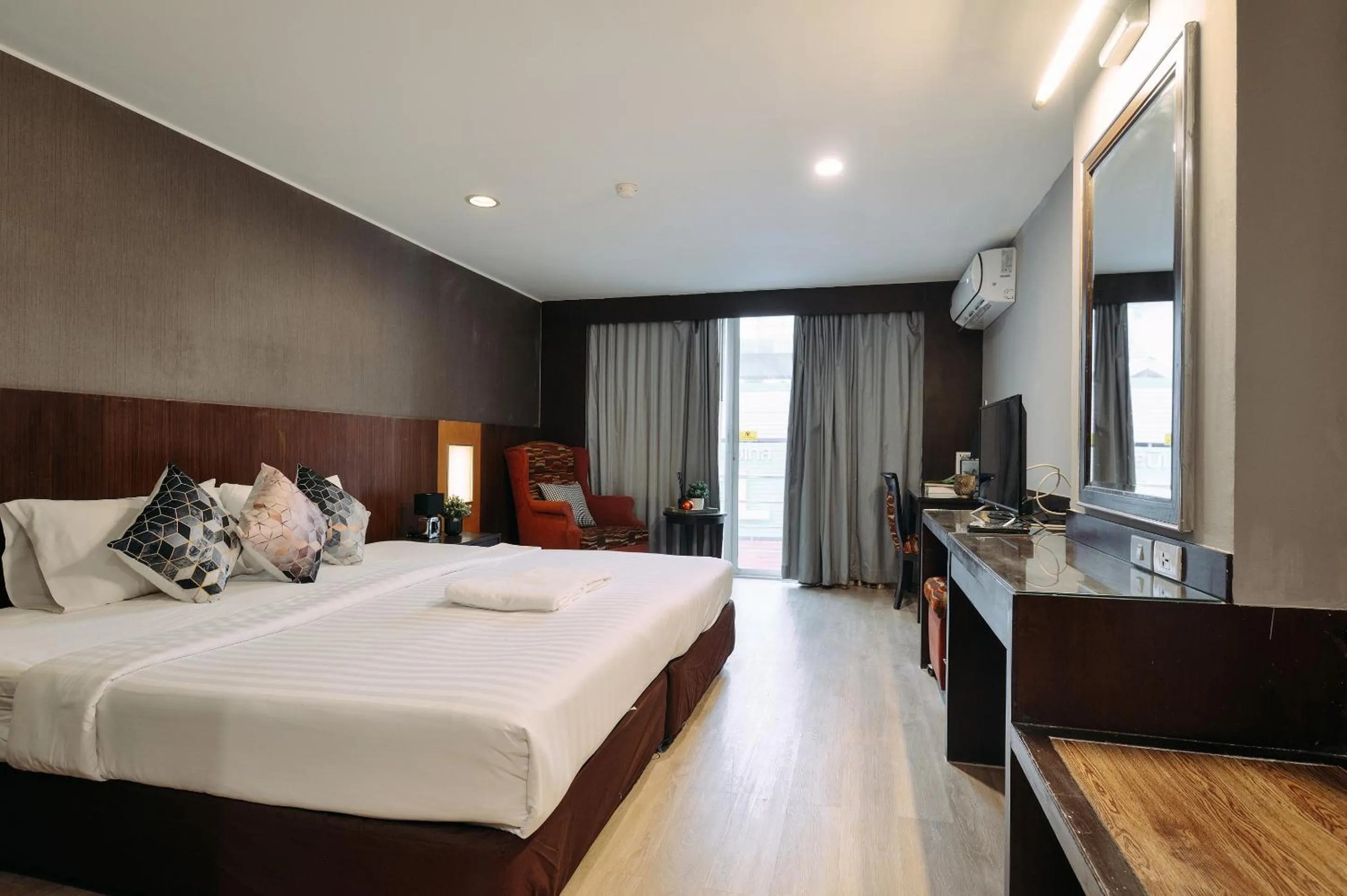 Communal lounge/ TV room, Bed in Tori crown hotel