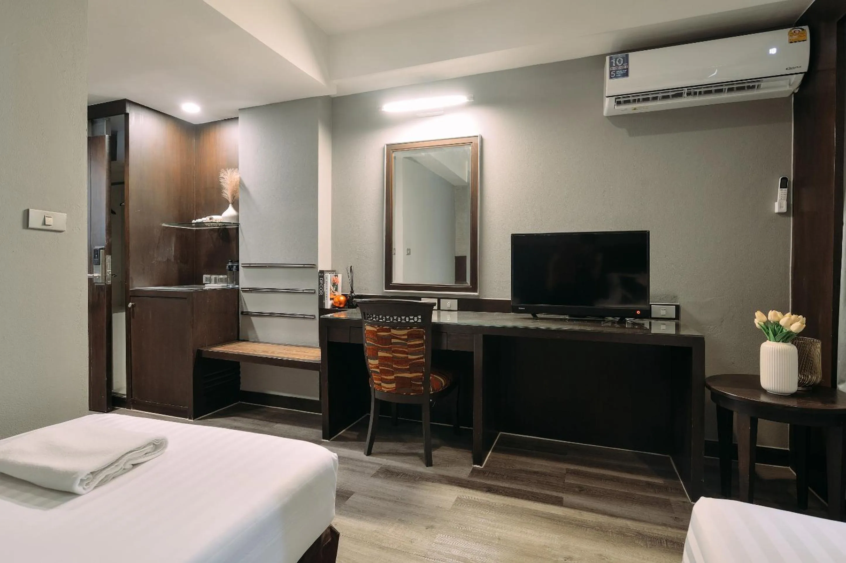 Communal lounge/ TV room in Tori crown hotel