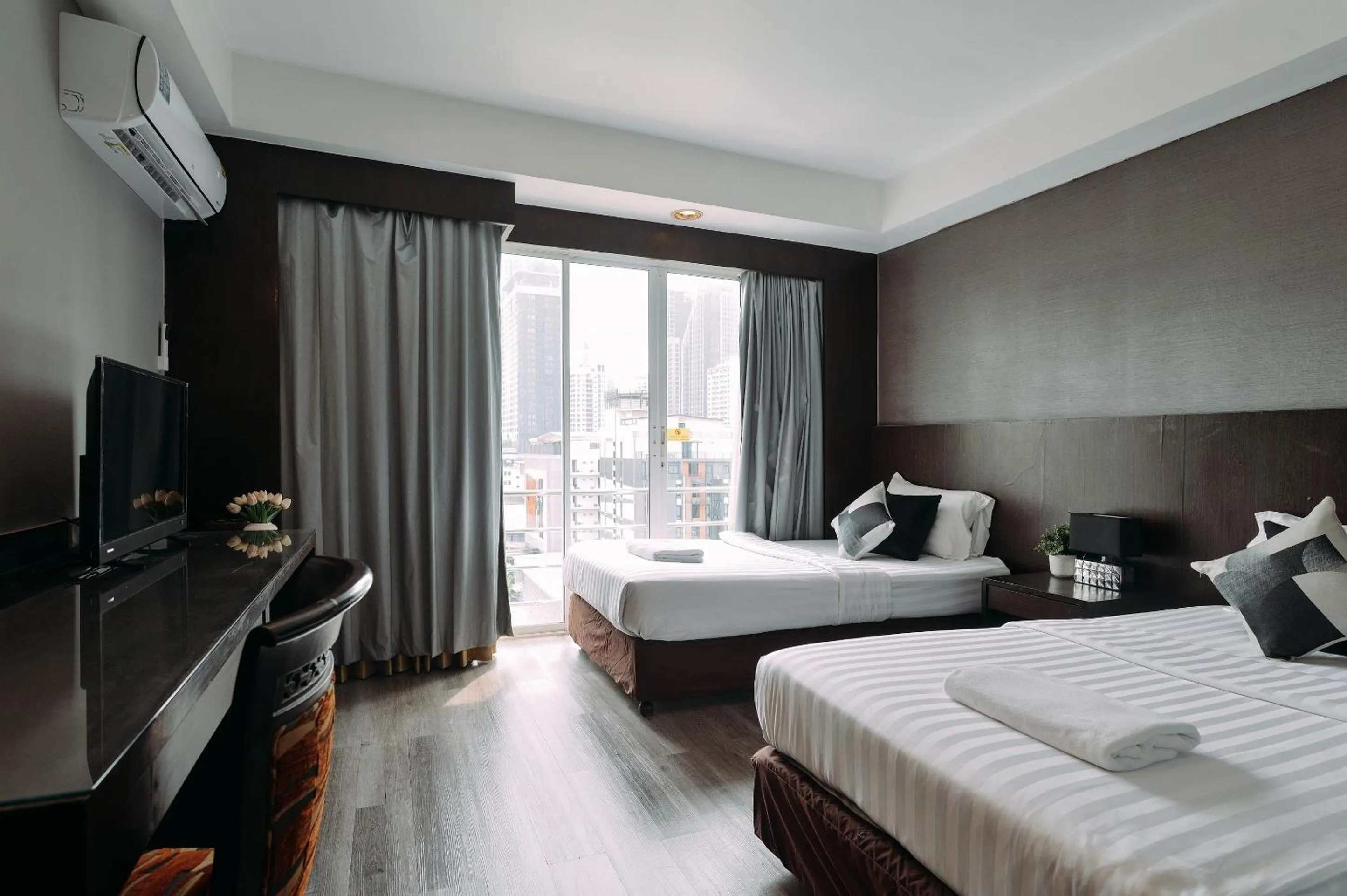 Communal lounge/ TV room, Bed in Tori crown hotel