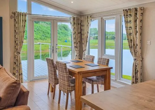 Lakeside Luxury Lodges