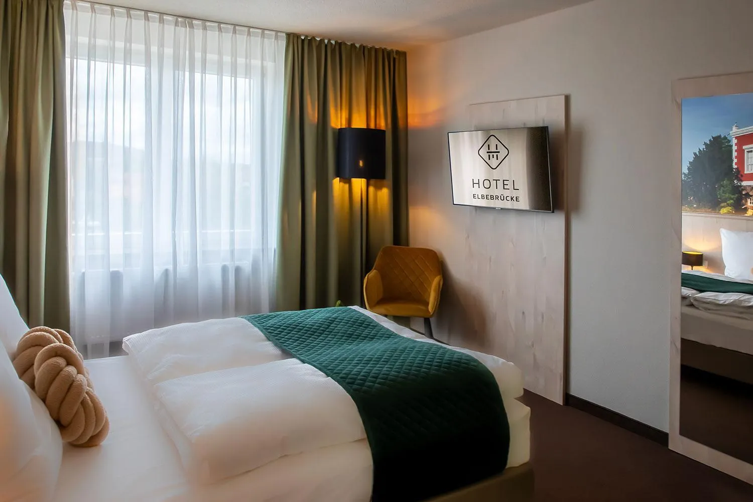 Bedroom, Bed in Hotel Restaurant Elbebrücke