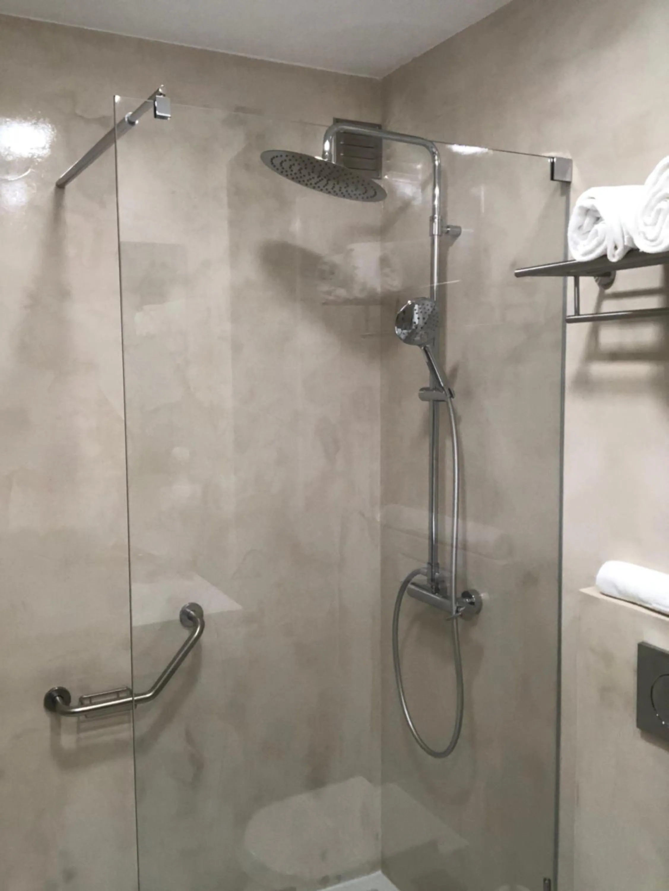 Shower in Hotel Paiva