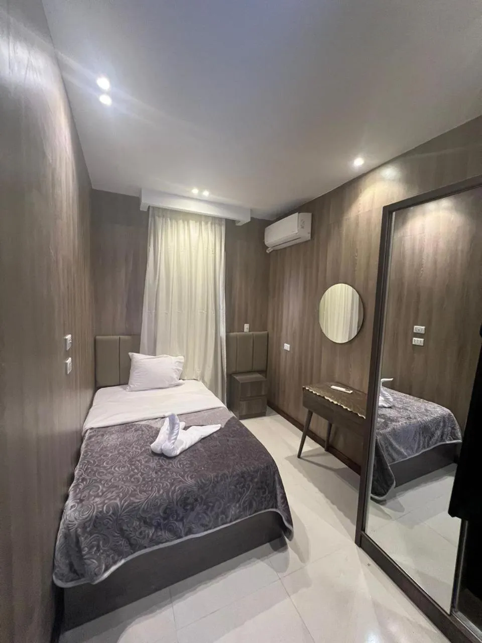 Bedroom, Bed in Rotana Palace Suites