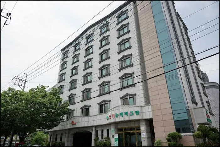 Property building in Hotel New Evergreen
