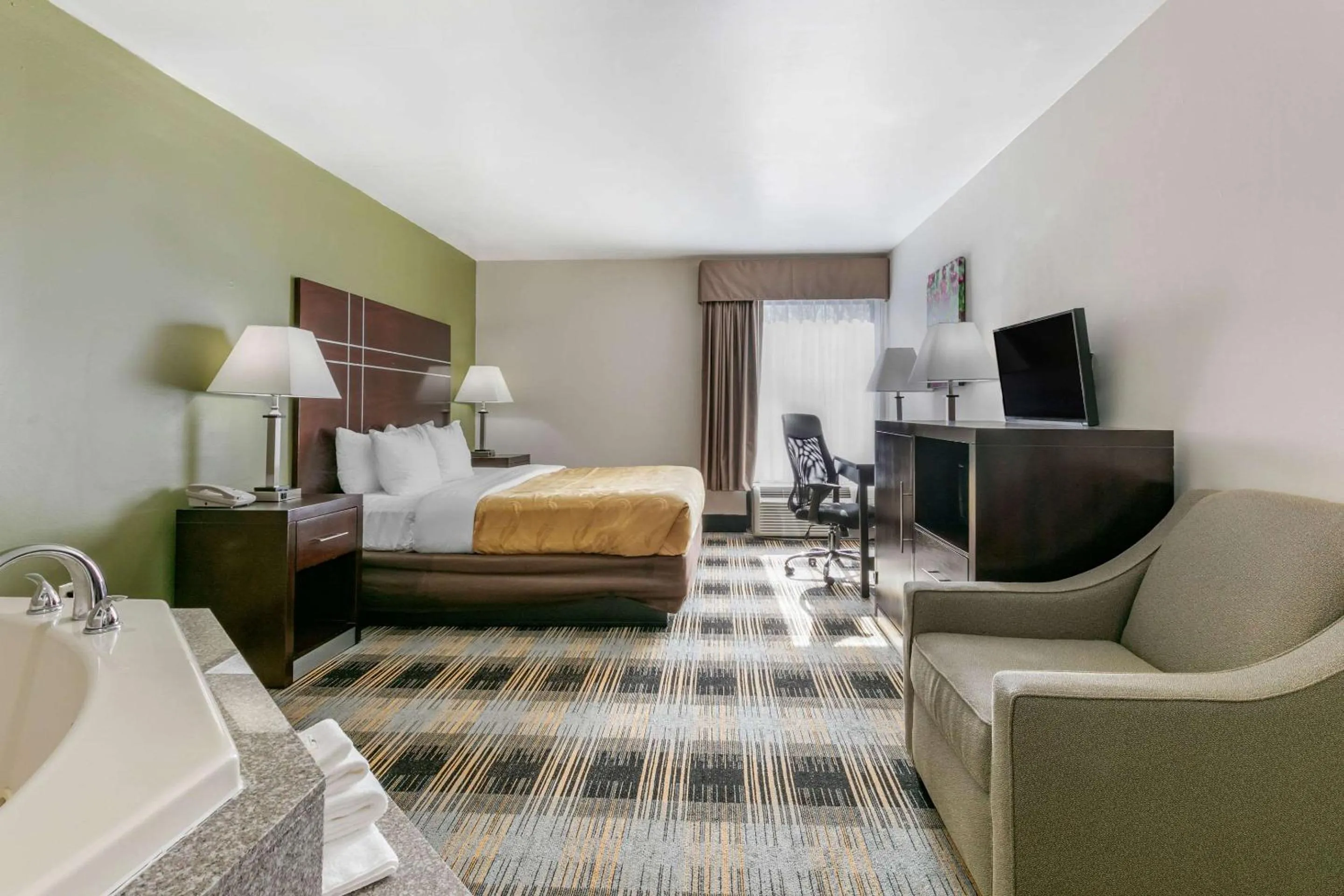 Photo of the whole room, Bed in Quality Inn