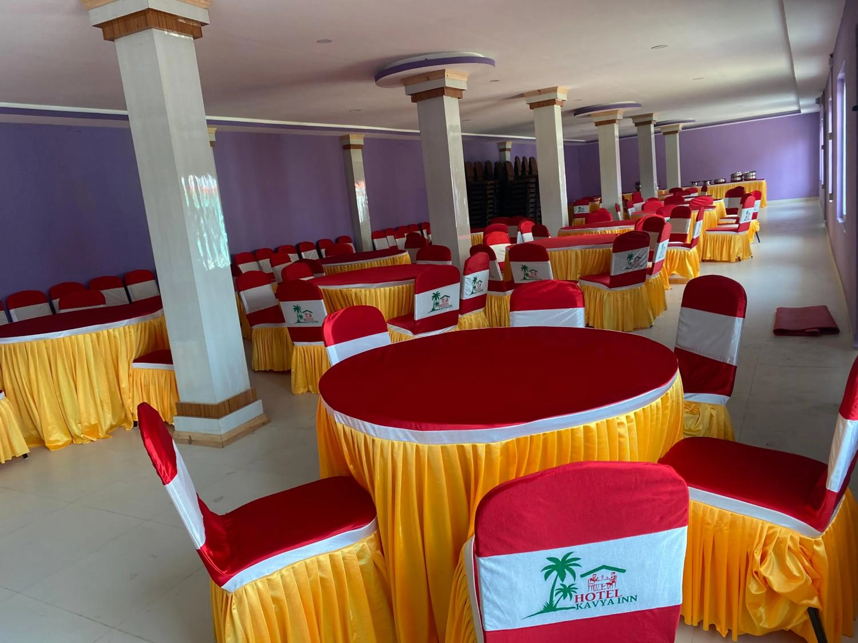 Restaurant/places to eat in Hotel Kavya Inn