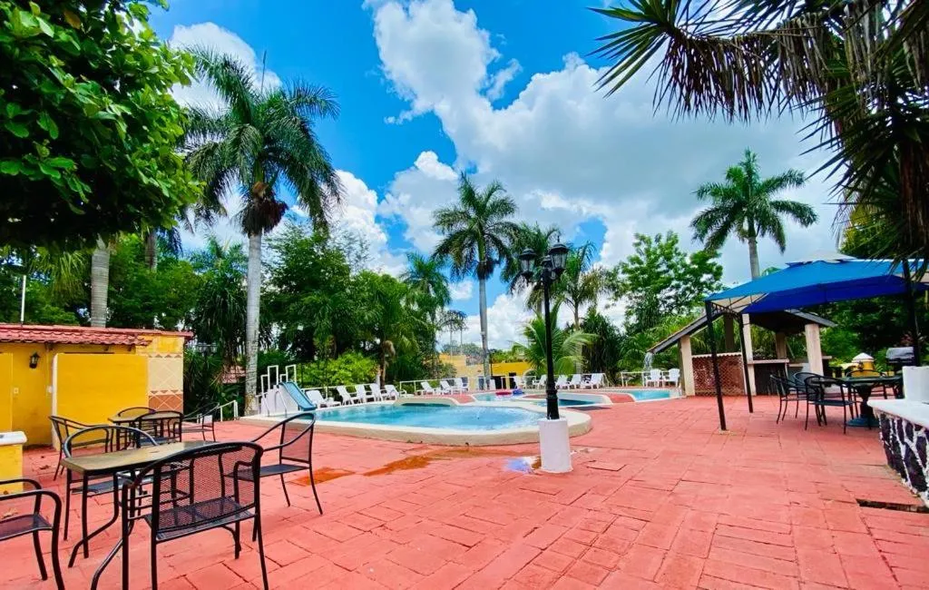 Swimming pool in Hotel Green River