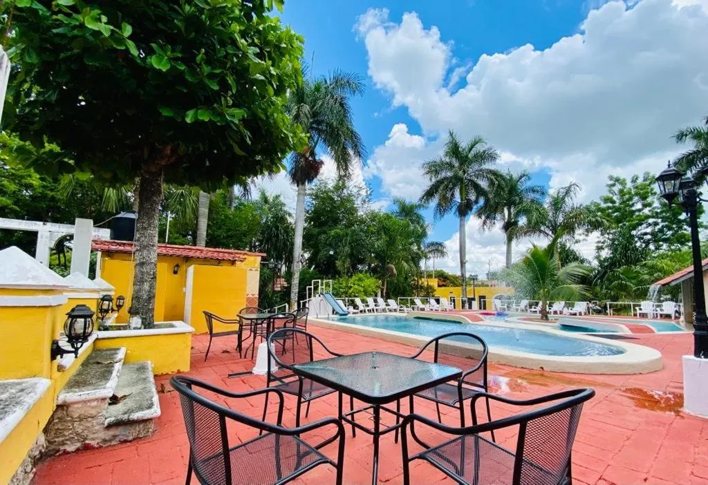 Swimming pool in Hotel Green River