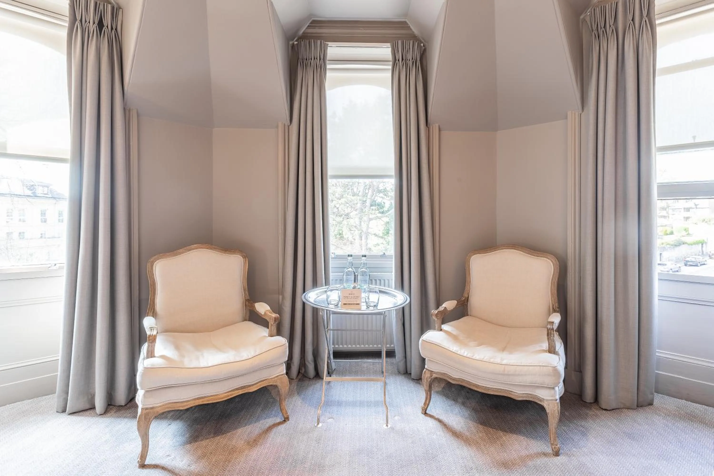 Seating area in Murrayfield Hotel