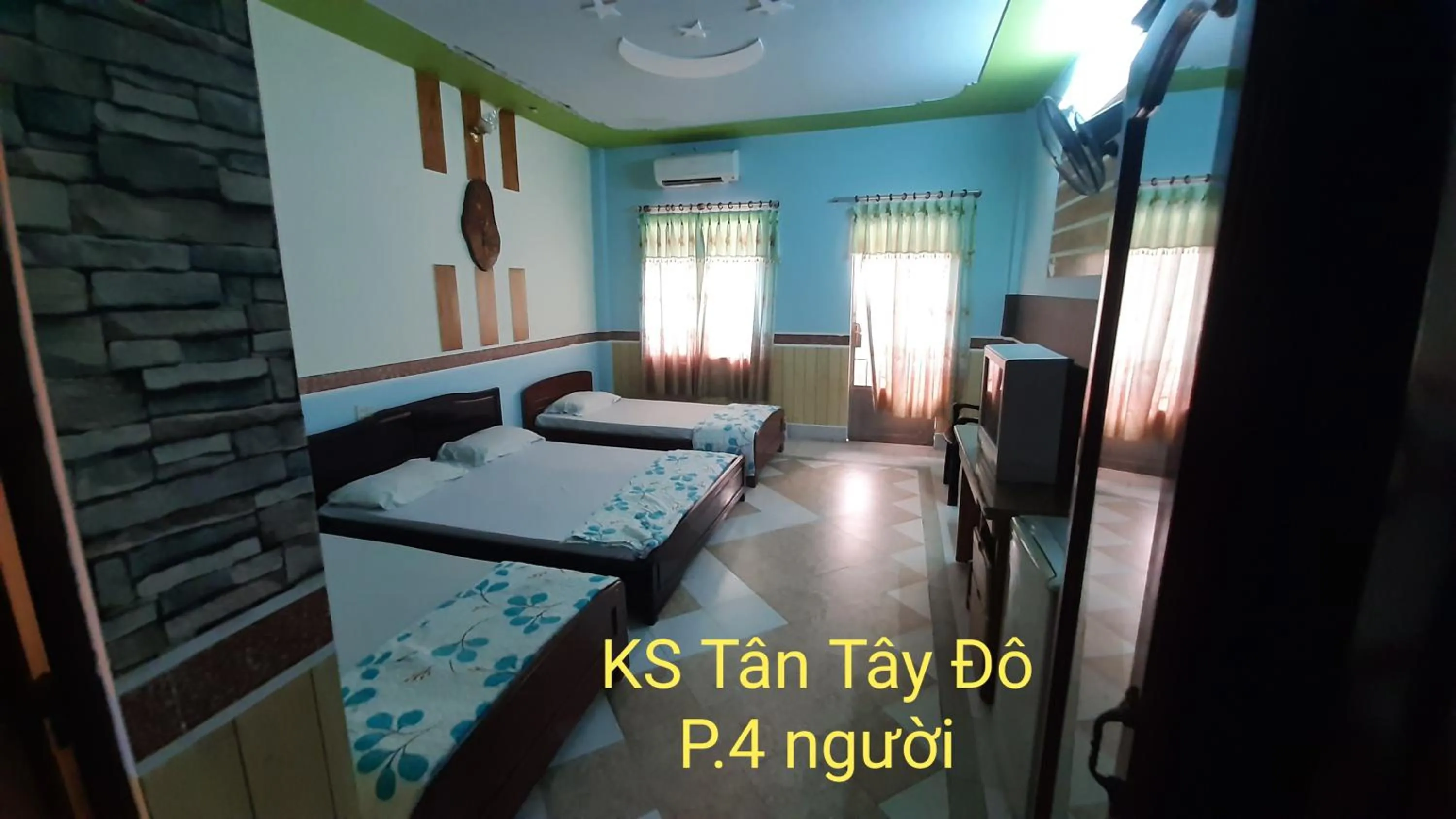 Bed in Tan Tay Do Hotel