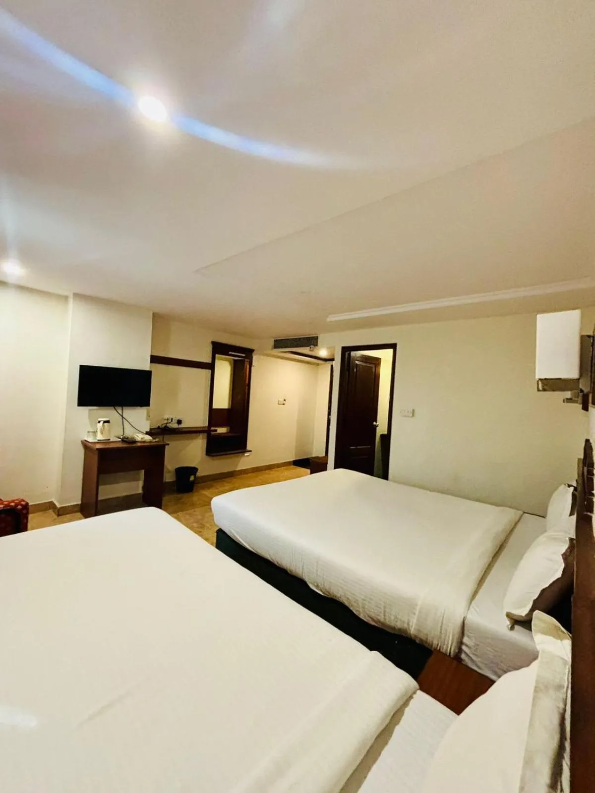Property building, Bed in Hotel Sandalwood Inn - Rooms and Spa