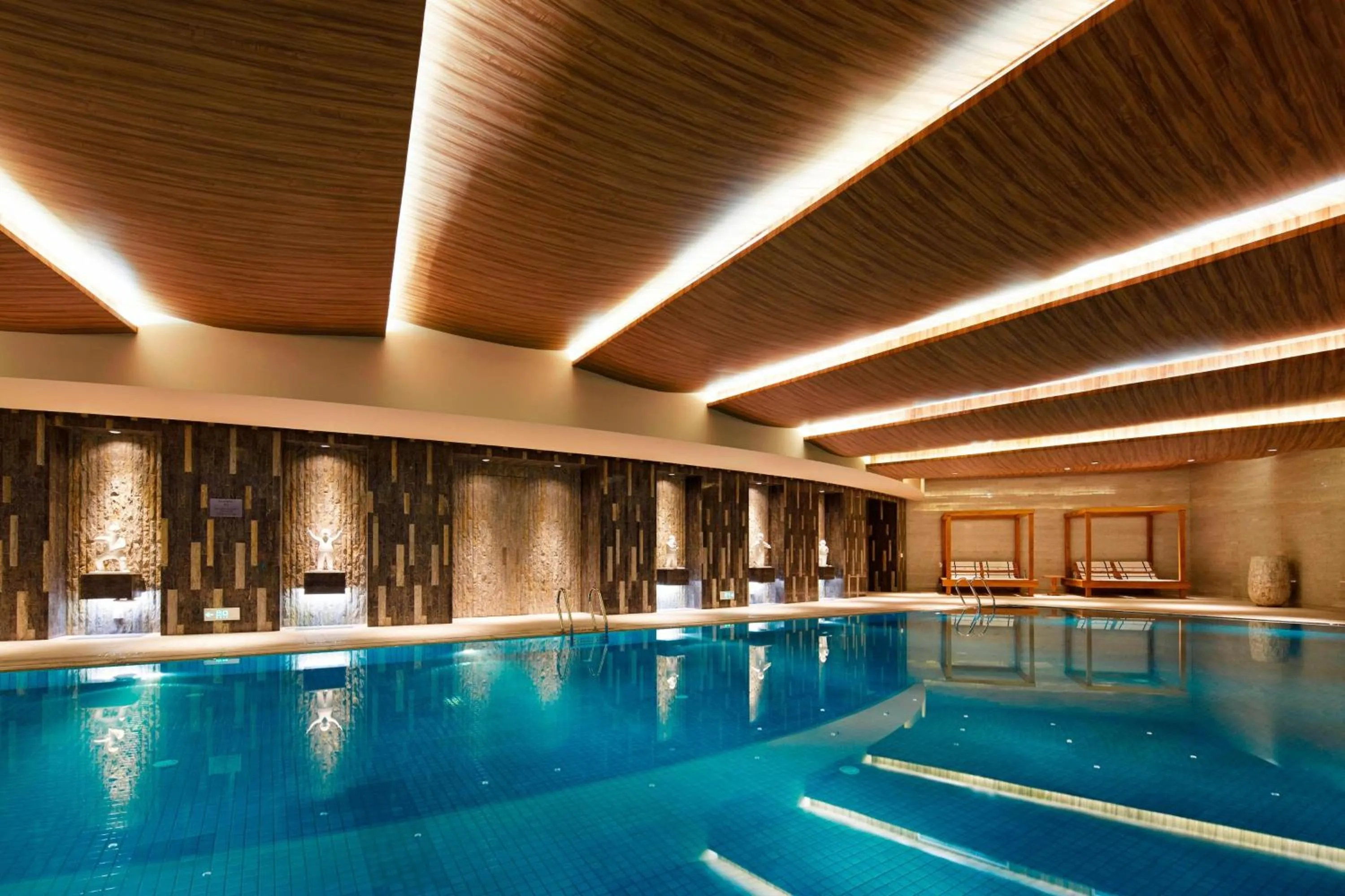 Swimming pool in JW Marriott Hotel Zhengzhou