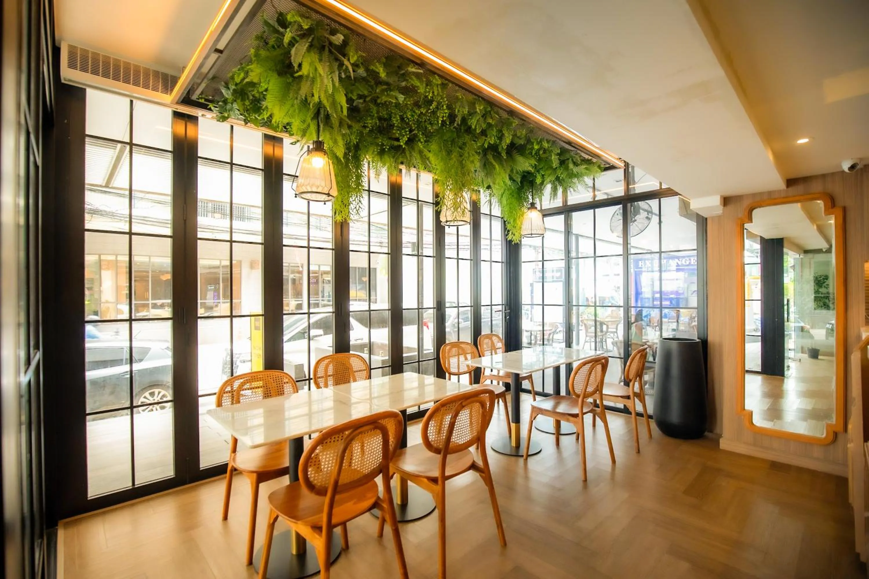 Food and drinks in THEE Bangkok by TH District "newly renovated"