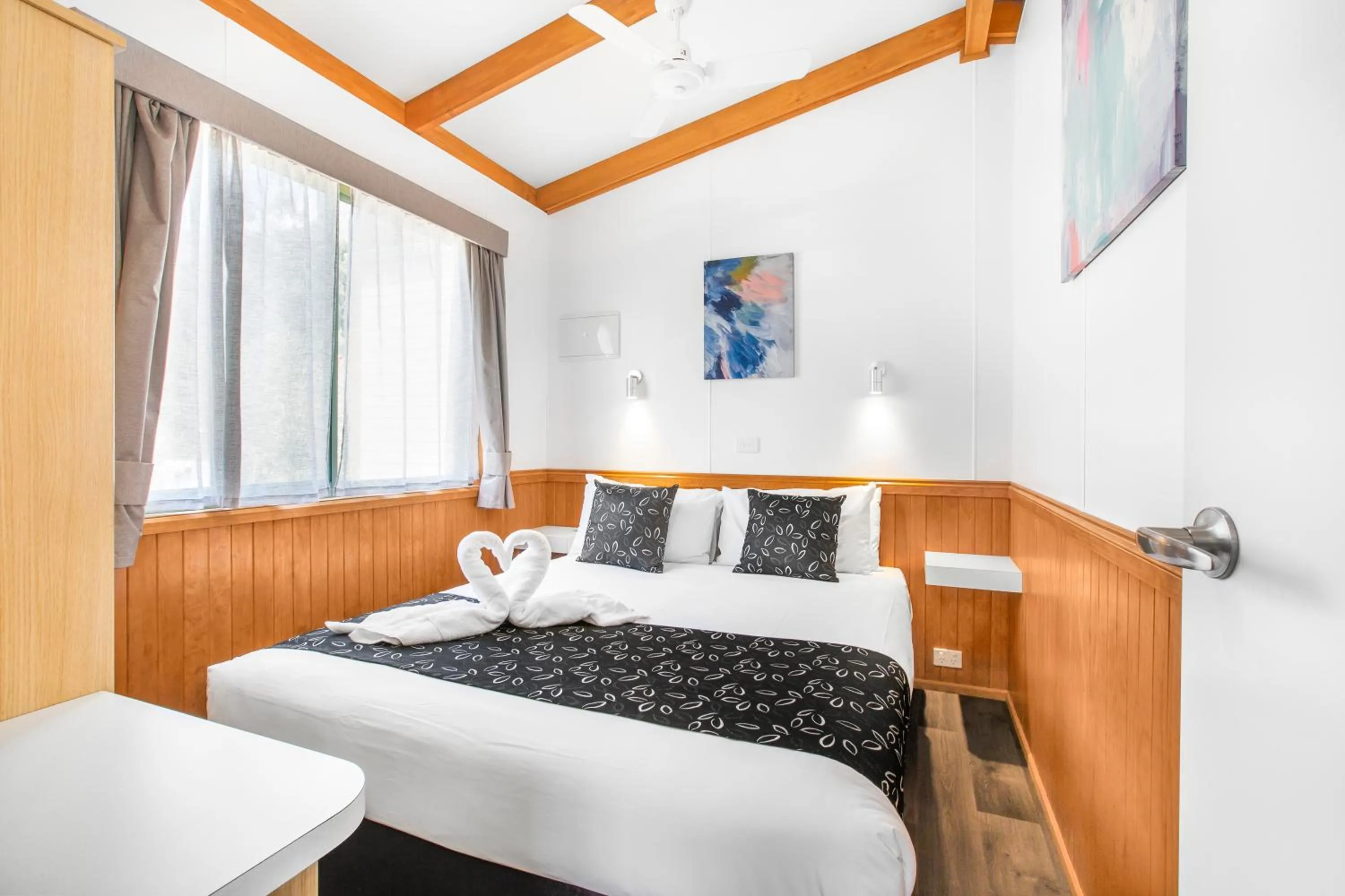 Bed in Breeze Holiday Parks - Halls Gap