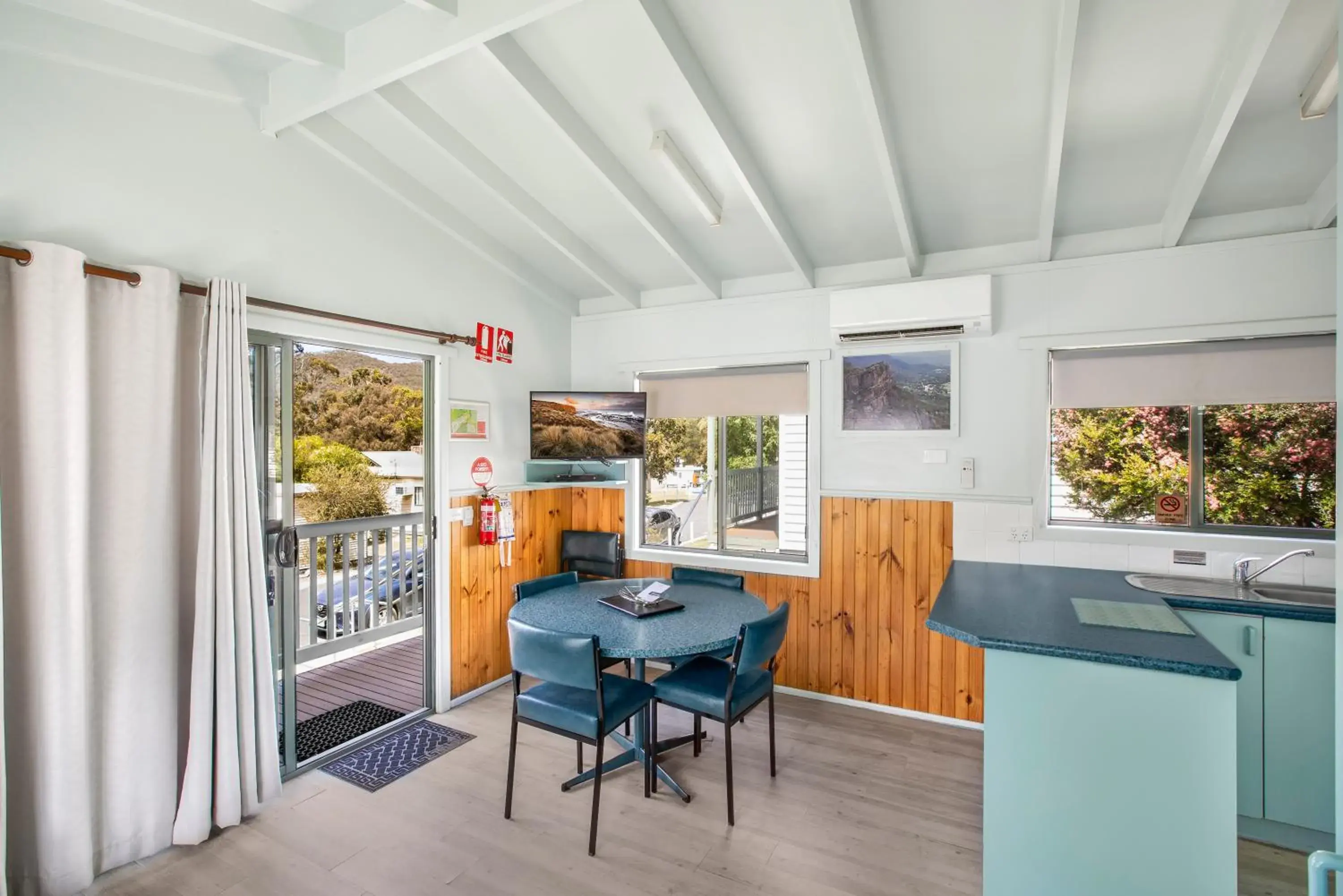 Deluxe Park Cabin - 5 Berth in Breeze Holiday Parks - Halls Gap Deluxe Park Cabin - 5 Berth in Breeze Holiday Parks - Halls Gap