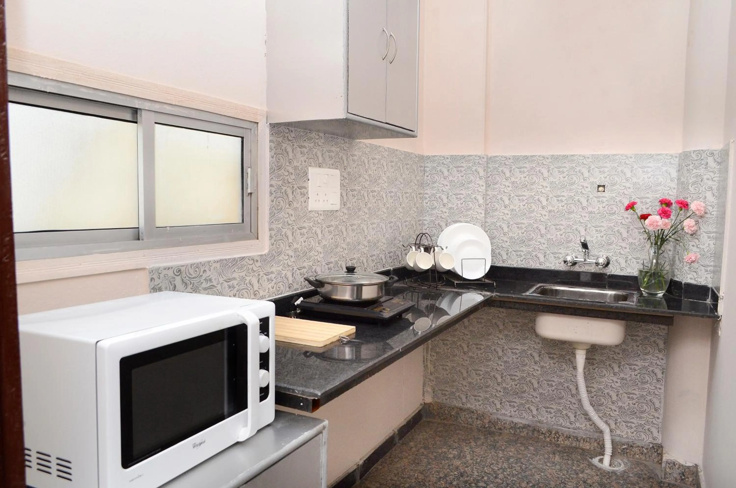 Kitchen or kitchenette in Perch Arbor Suites