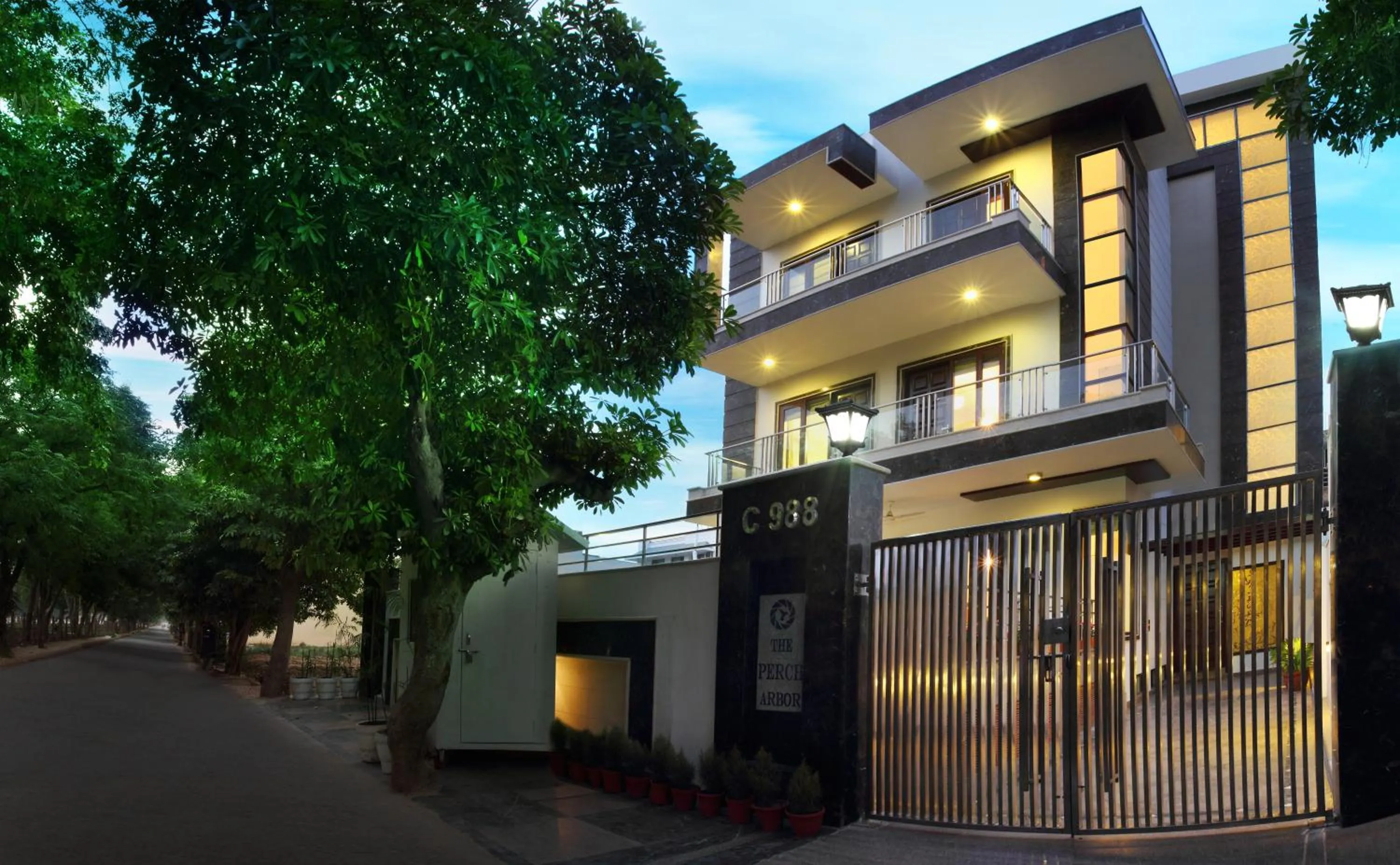 Facade/entrance in Perch Arbor Suites