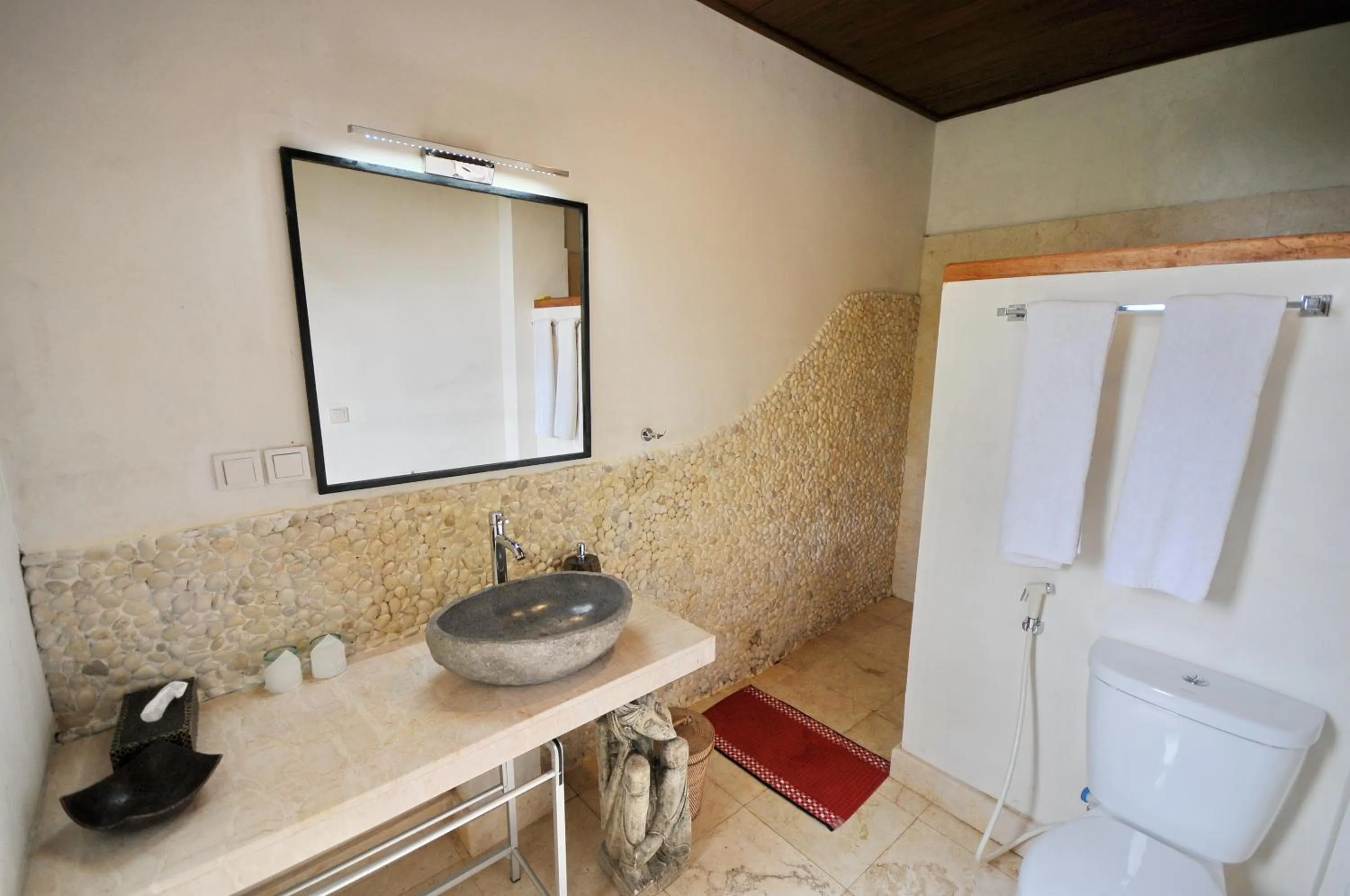 Property building in Lesong Hotel and Restaurant